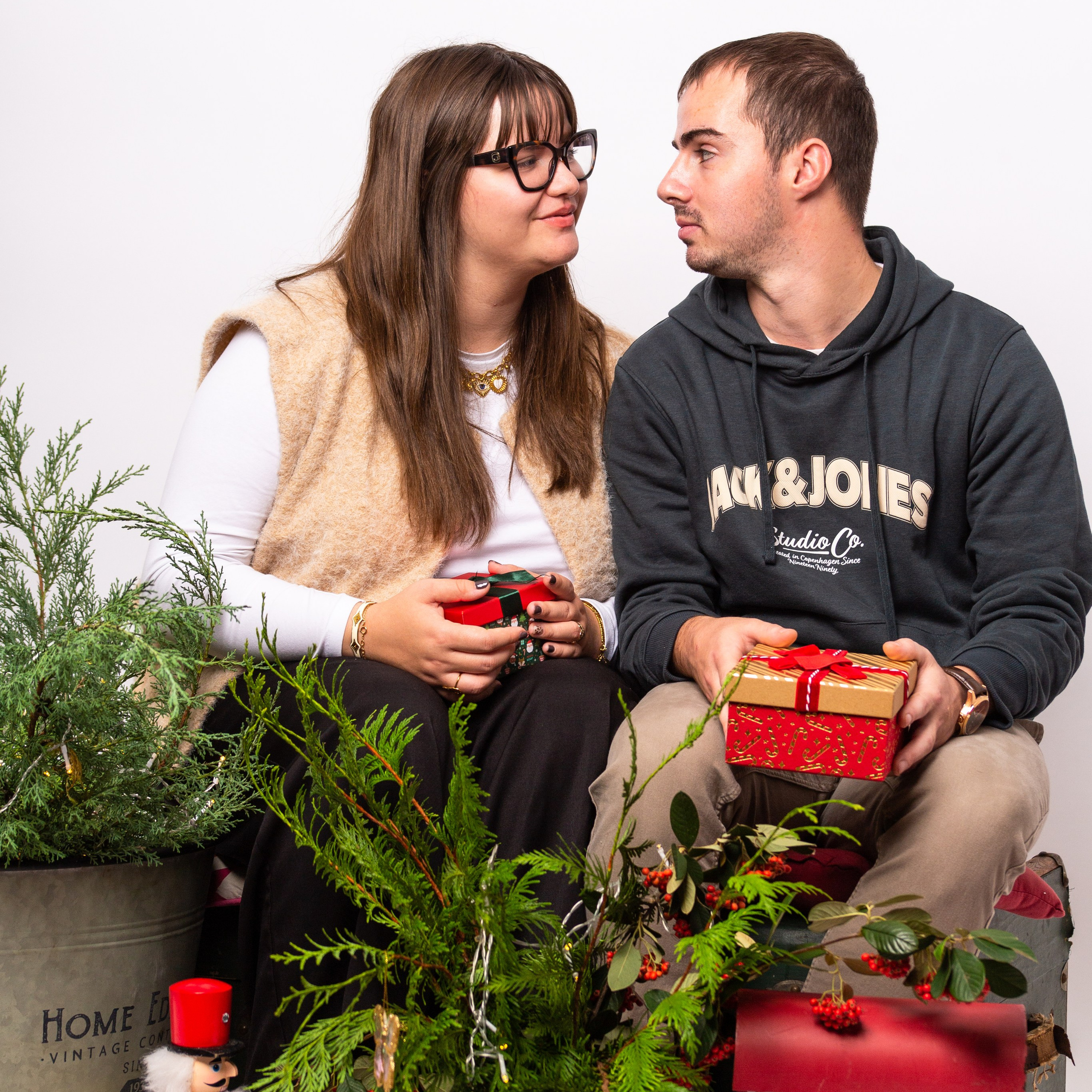 Séance photo de Noël. Studio photo « Partage ton bonheur » – Photographe famille près de Châtellerault, Poitiers et Tours