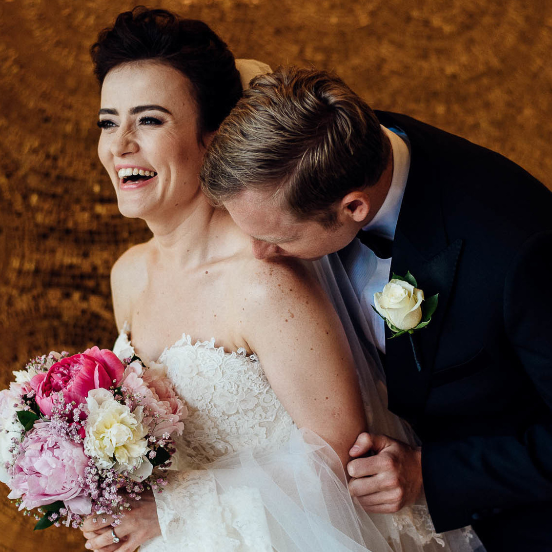 Elegante coppia degli sposi in una risata ed un momento delicato.