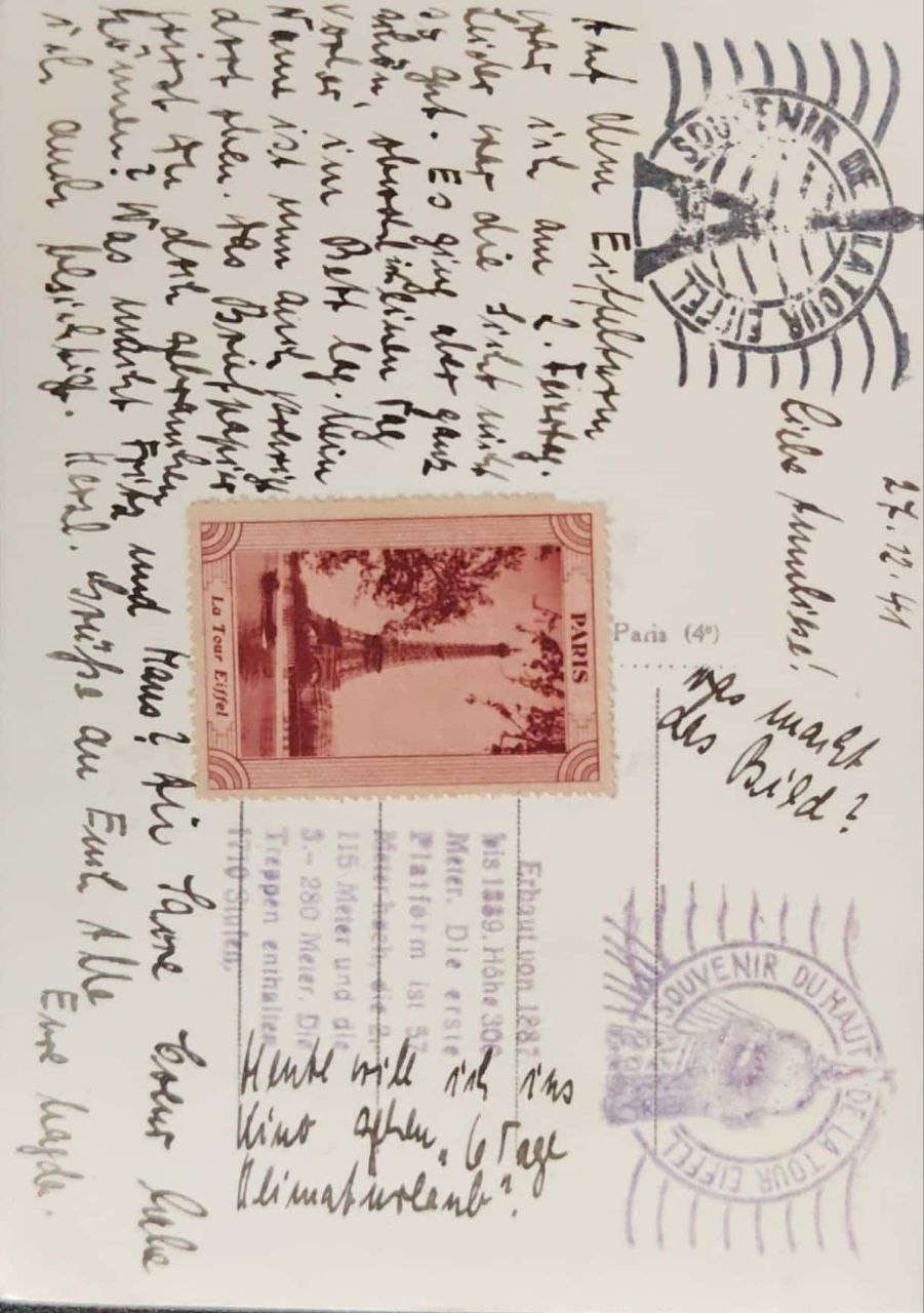 Stara pocztówka z Wieży Eiffla (Paryż, 1941). Fotografka, kolekcjonerka starych pocztówek i twórczyni opowieści na styku przeszłości i życia osobistego. Irina Dainakova