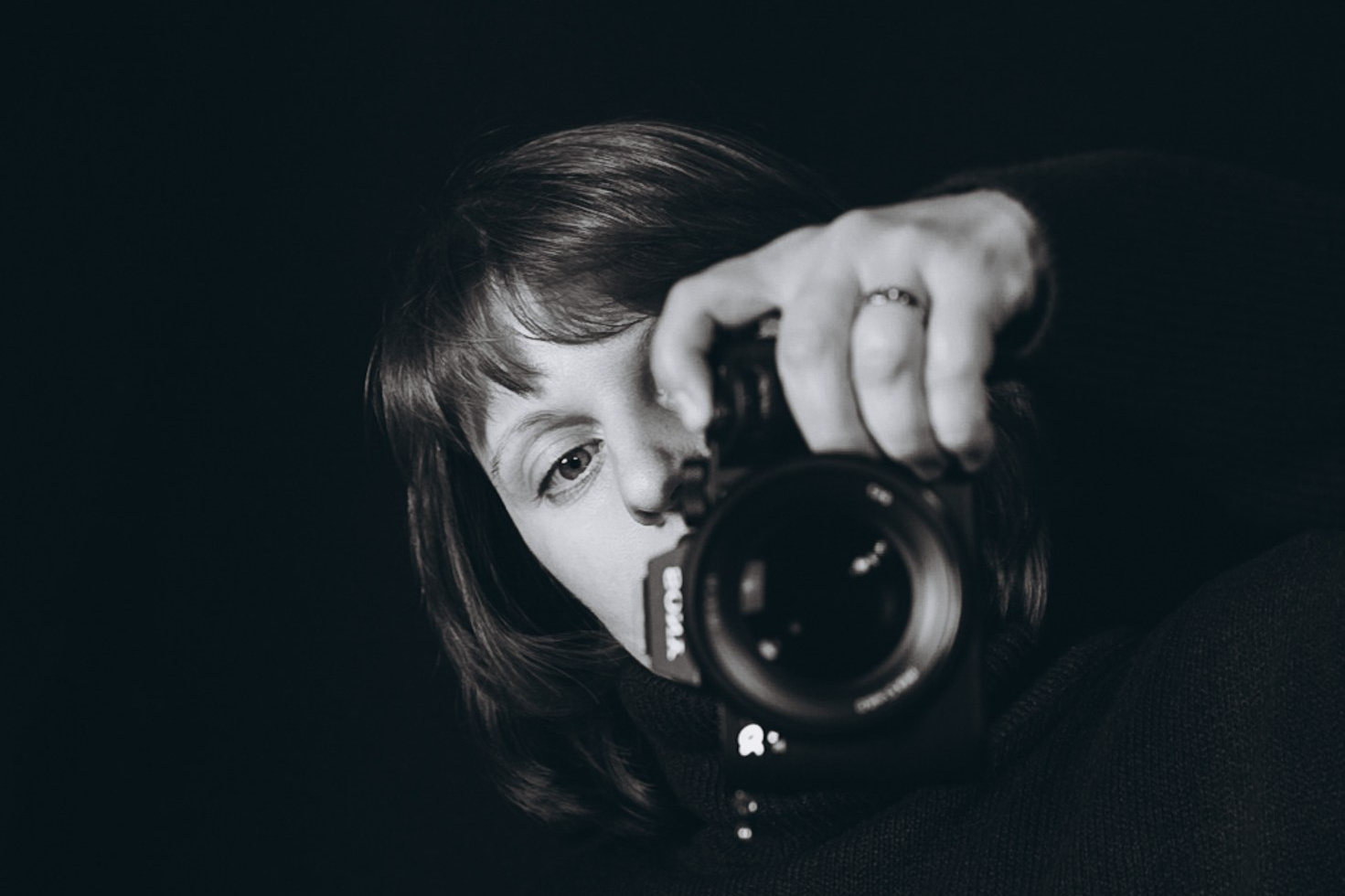 Porträt der Fotografin Olga Gantman mit Kamera während eines Shootings