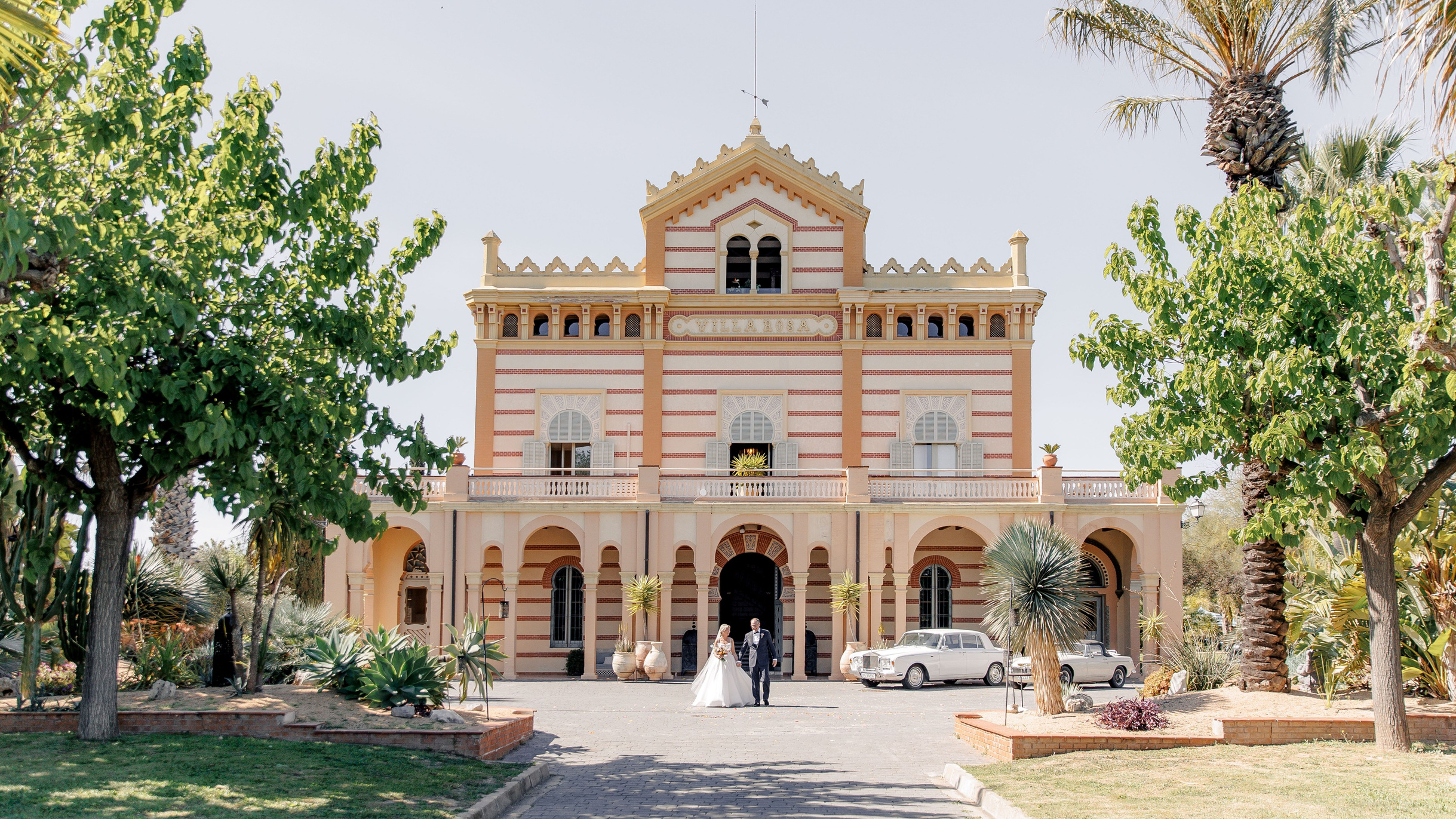 Couple shoot in front of the destination wedding venue Gran Villa Rosa in Barcelona