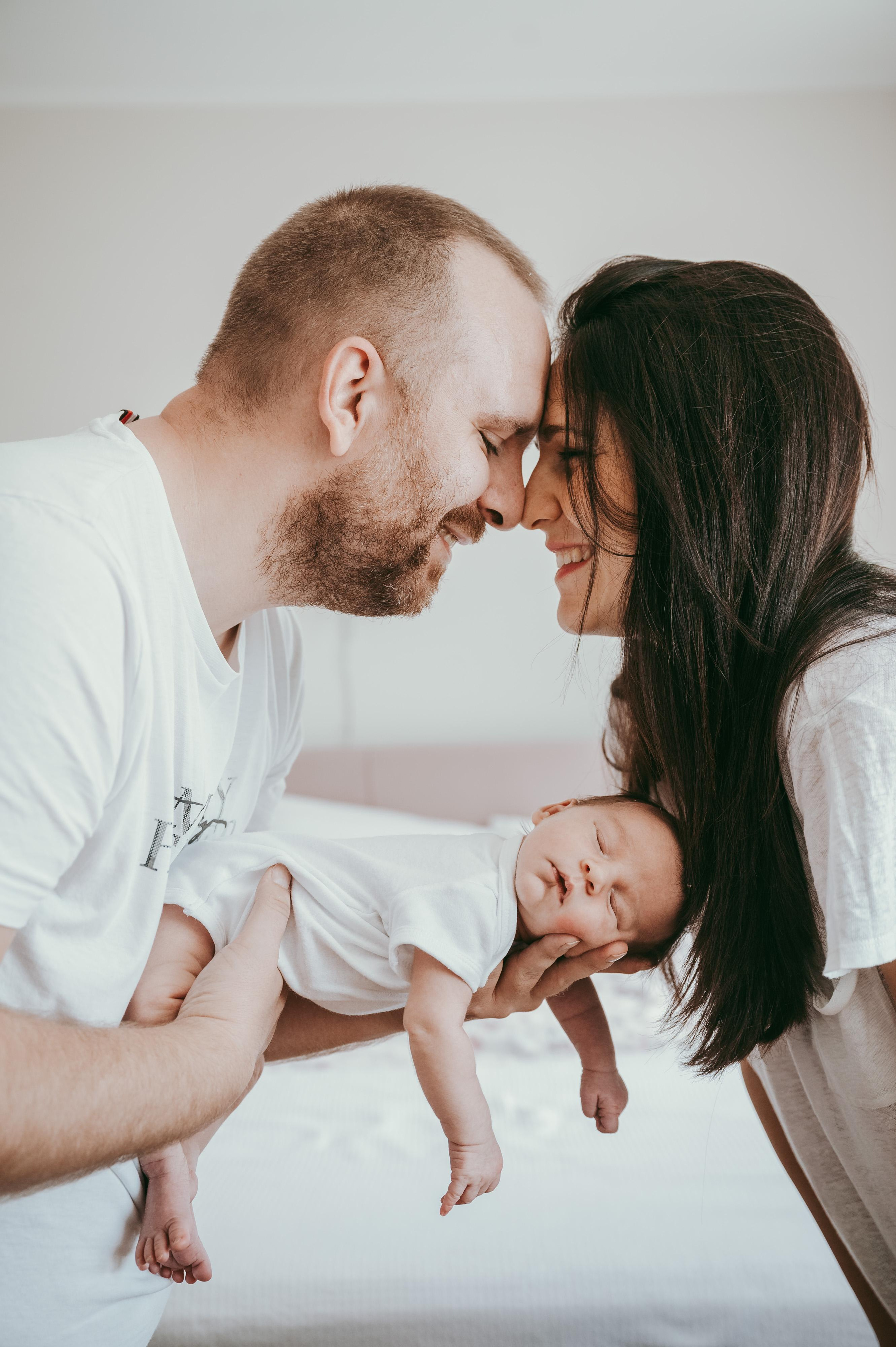 FOTOGRAFISANJE BEBA KOD KUCE. Deciji i porodicni fotograf u Beogradu Oksana Skendzic