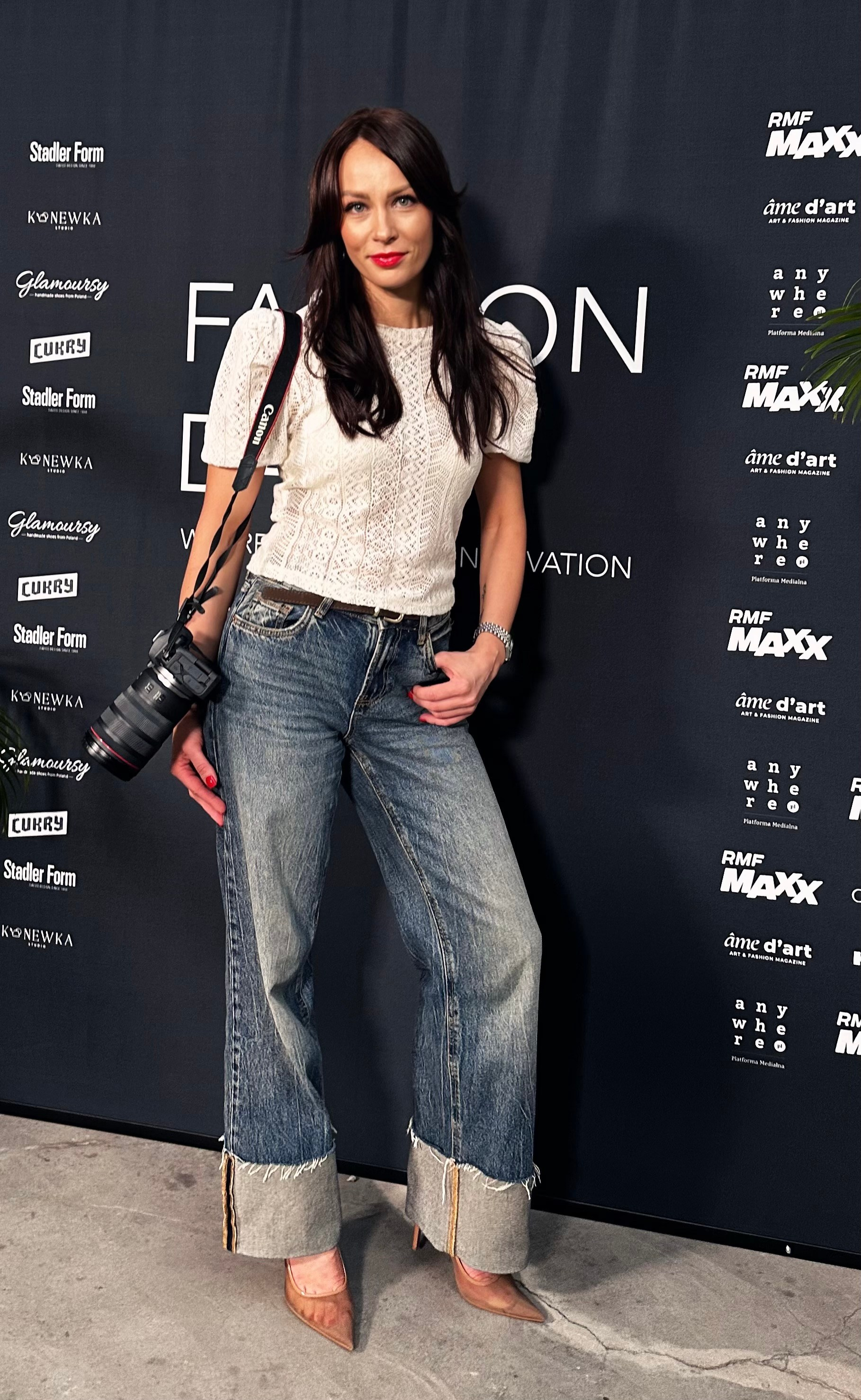 девушка в пустыне с песком в шляпе и стильных штанах