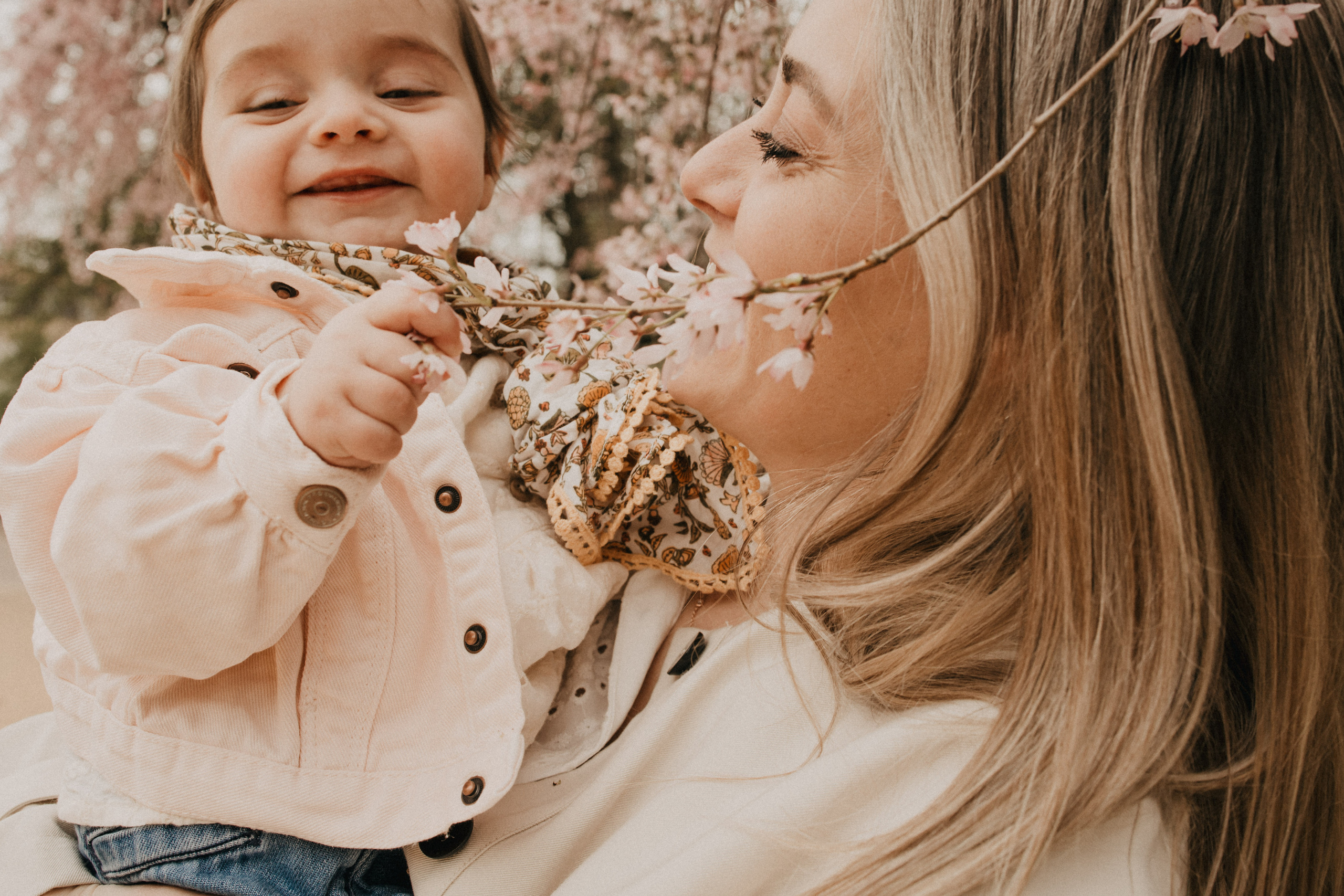 Photoshoot dans le jardin au printemps. Je suis Olga, votre photographe de famille à Metz et dans toute la France