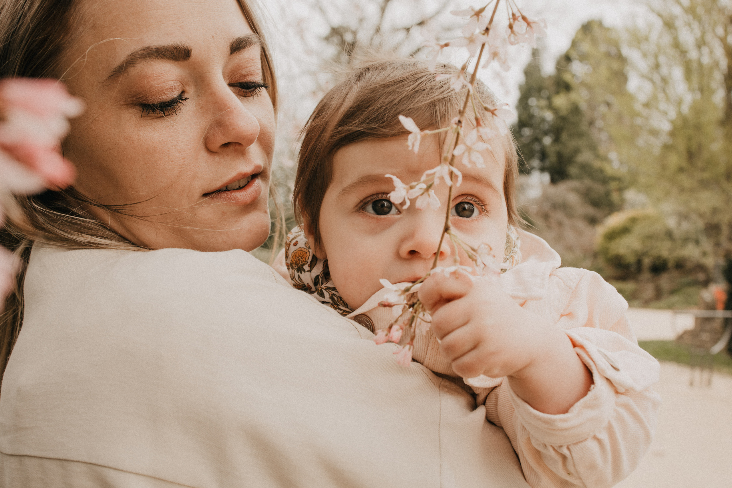 Photoshoot dans le jardin au printemps. Je suis Olga, votre photographe de famille à Metz et dans toute la France