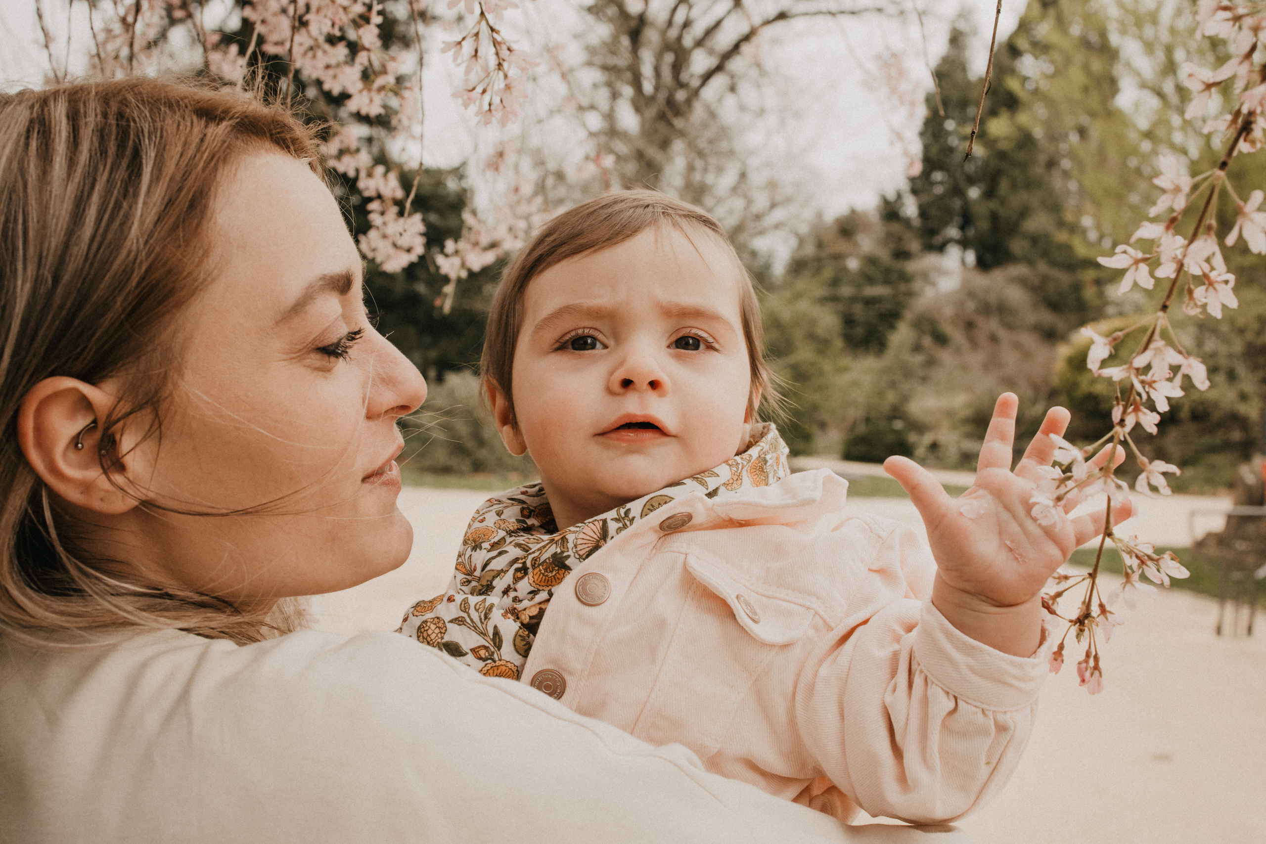 Photoshoot dans le jardin au printemps. Je suis Olga, votre photographe de famille à Metz et dans toute la France