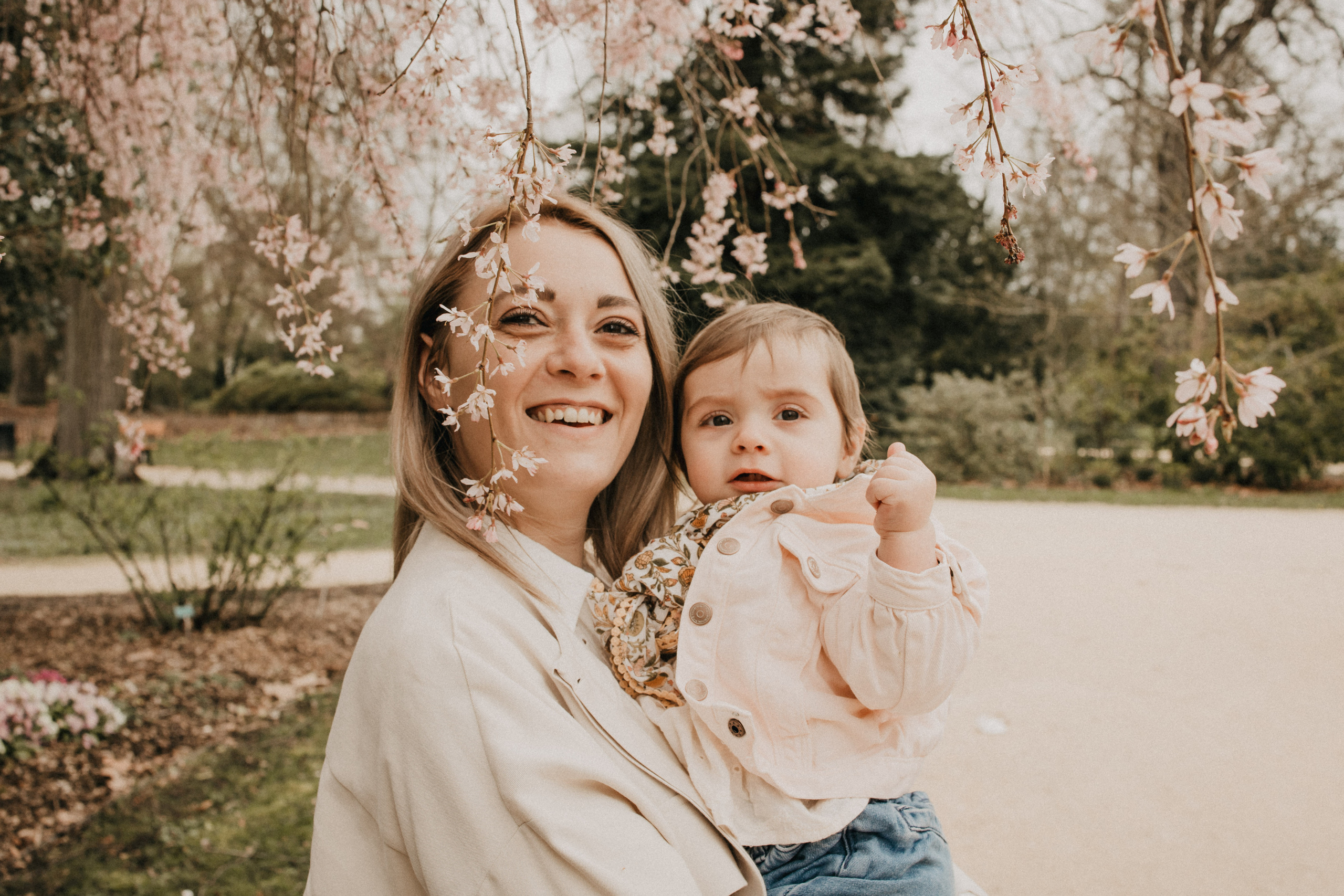 Photoshoot dans le jardin au printemps. Je suis Olga, votre photographe de famille à Metz et dans toute la France