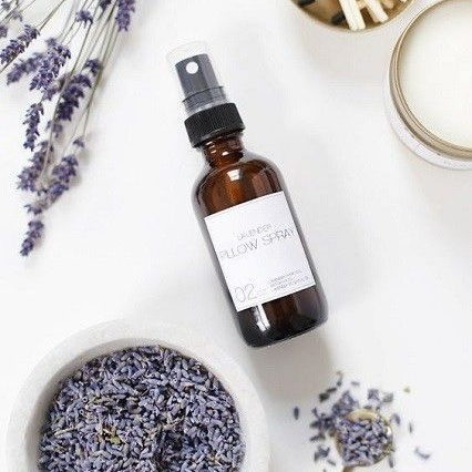 Účinky aromaterapie. Mateřství. Nevýchova. Život v souladu s přírodou. Jóga