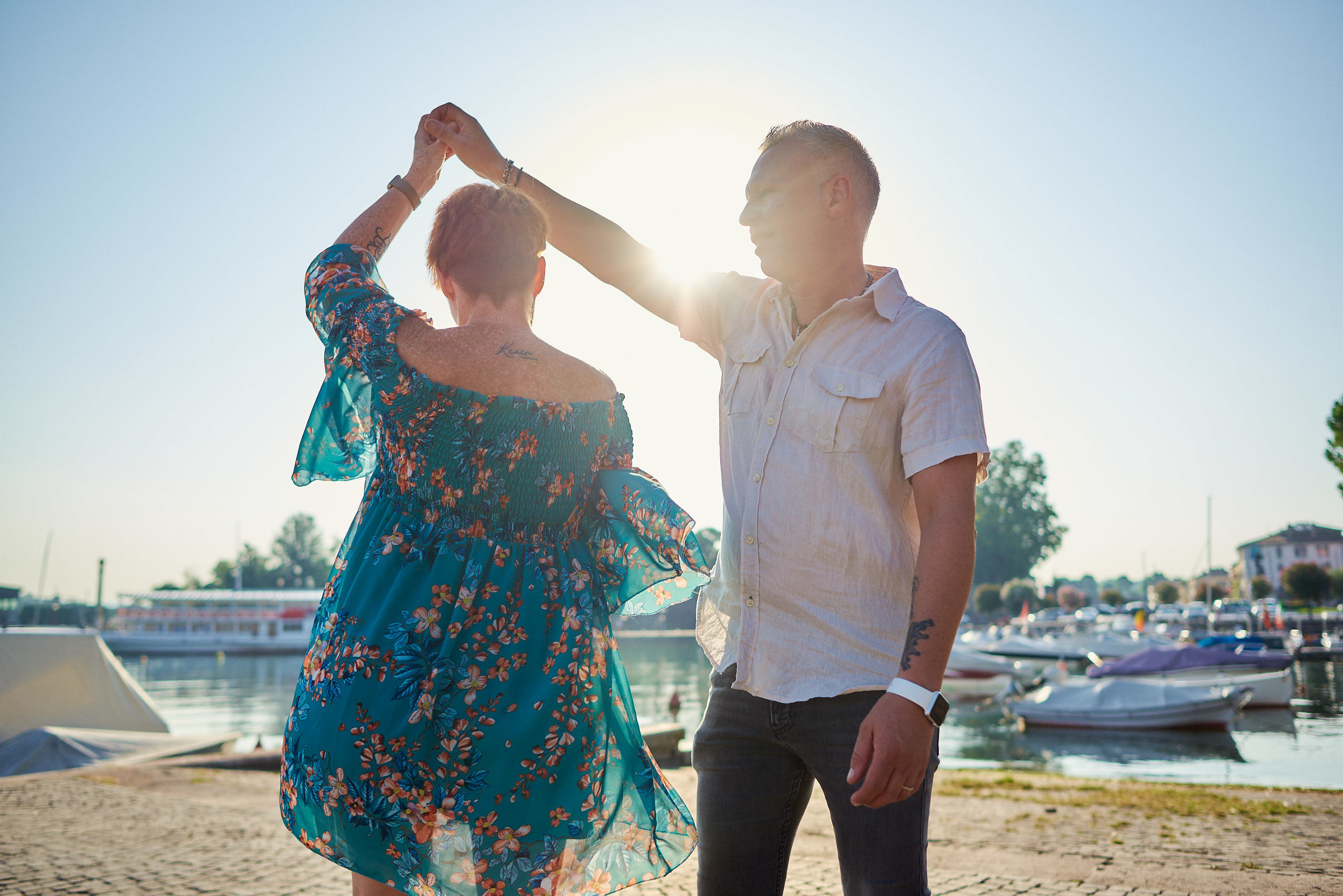 couple dances during photo shoot in peschiera del Garda