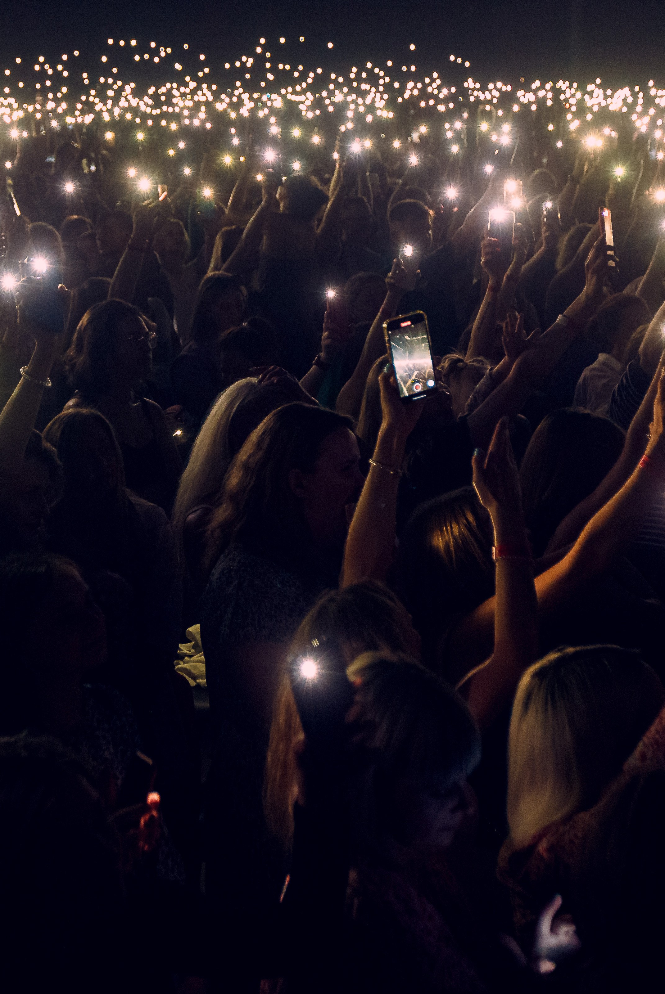 Espectáculo de luces azules durante el concierto del famoso cantante