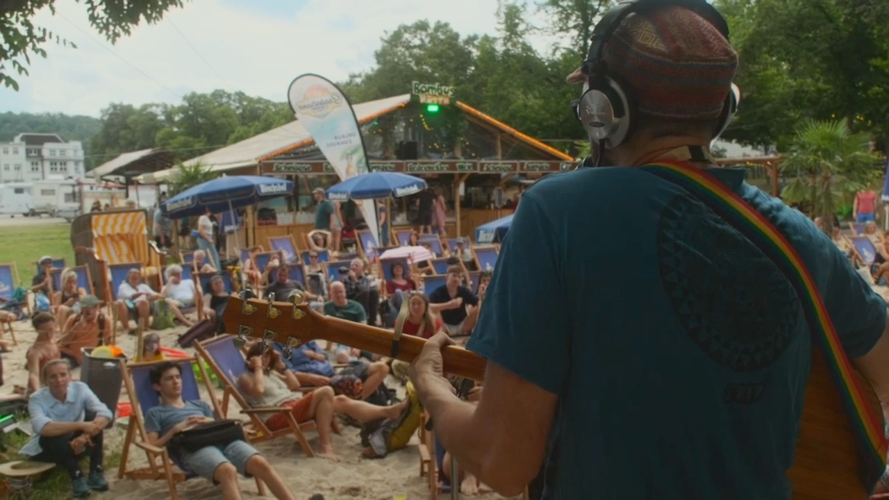 Singer Songwriter, Klangkünstler Markus Mascher, Klangreise, Soundjourney. Intuitiver Musikunterricht in Freiburg, Gitarrenunterricht, Gesangsunterricht, Schlagzeugunterricht, Klavierunterricht, Unterricht für Live Performance, Loopstation, Recording, Producing, Coaching.