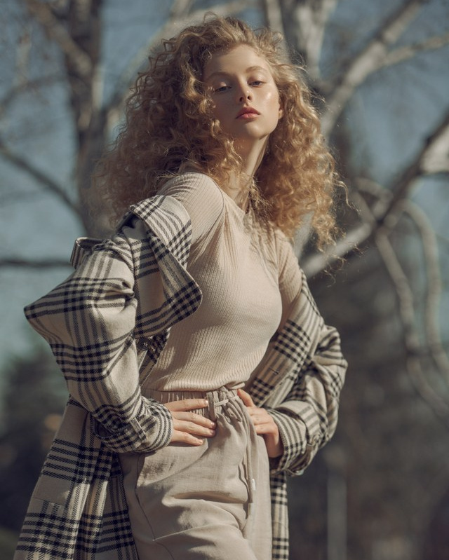 Portrait extérieur d’une femme rousse en lumière naturelle – séance photo mode à Auxerre pour book professionnel