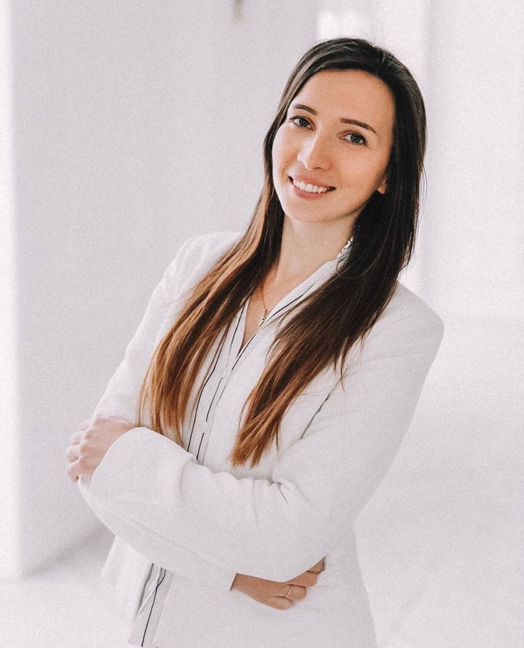 Book a Professional Hair & Makeup Artist. Photographe vidéaste à Santorin|Séances photos de Robe volante Santorin|