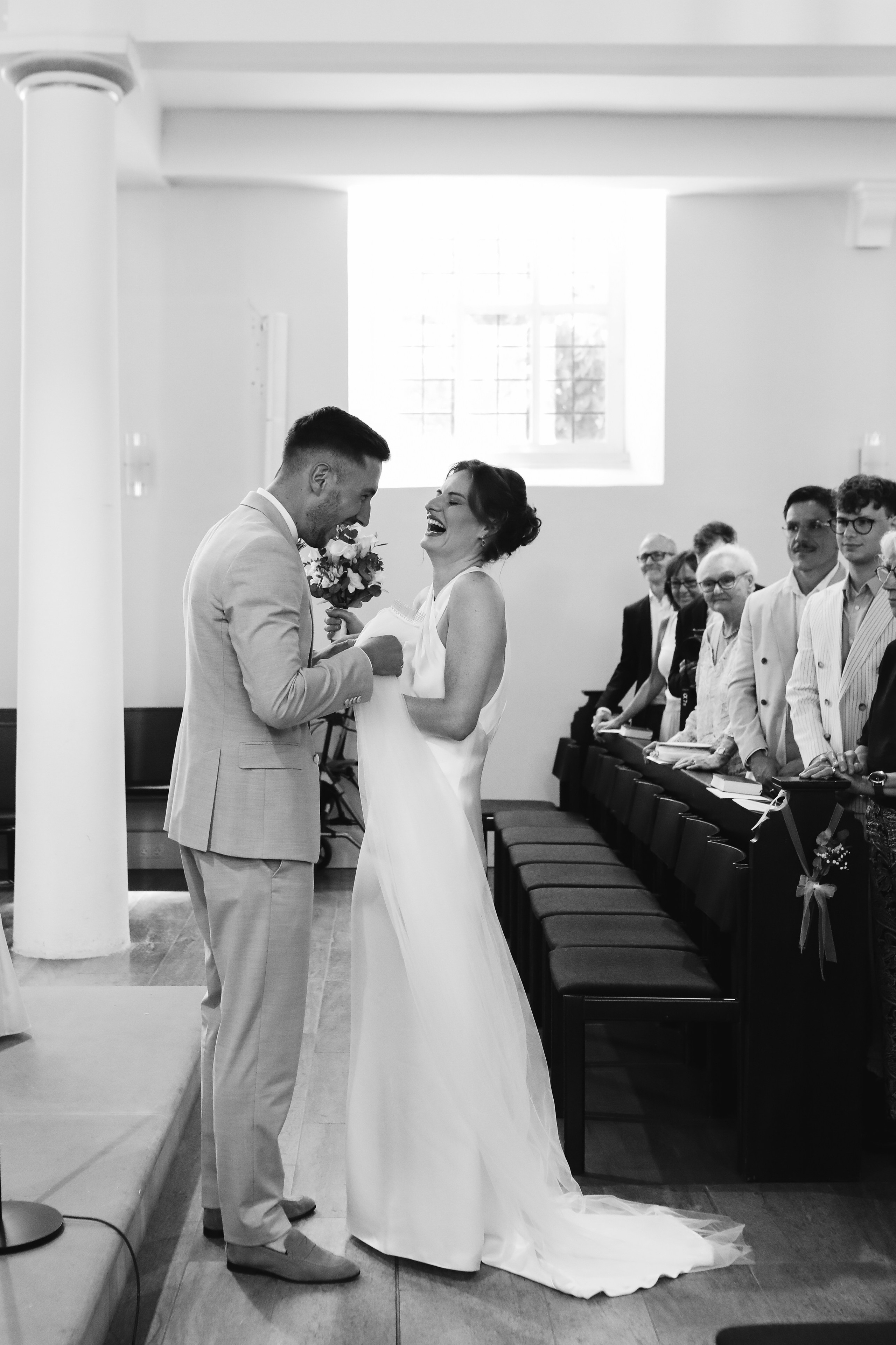 Bräutigam sieht Braut zum ersten Mal in der Kirche Ruchheim – natürliche Hochzeitsfotografie