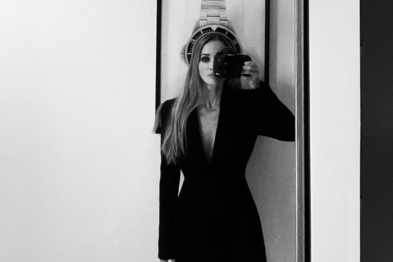 Portrait artistique en noir et blanc d’une femme élégante en manteau, prise dans un miroir – photographie professionnelle à Auxerre