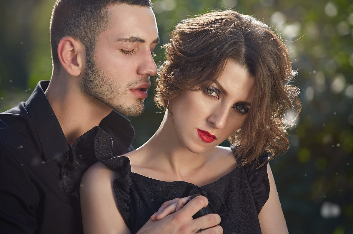 Couple passionné en tenue élégante – séance photo d'amour dramatique et intense à l'extérieur