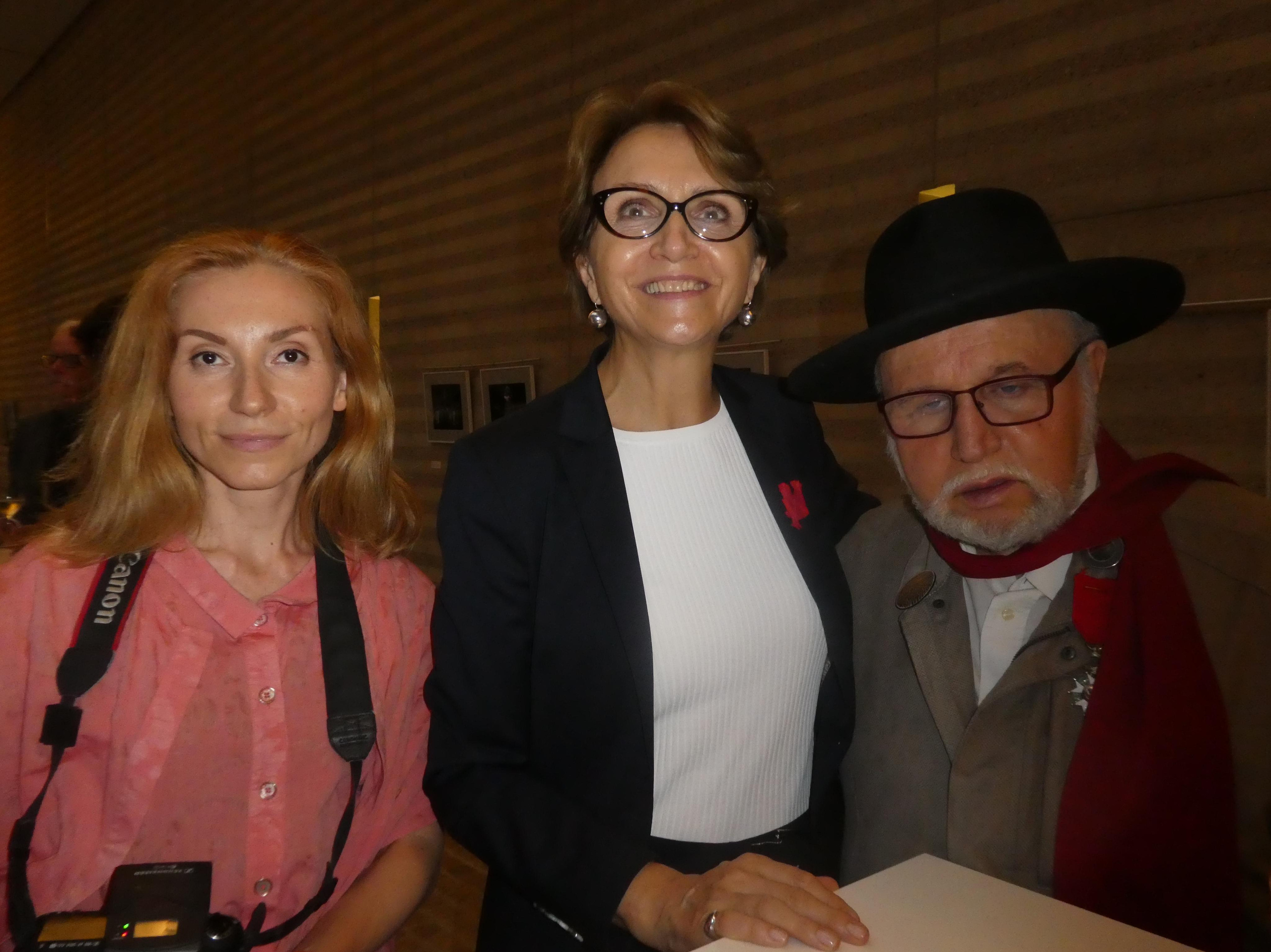 BIO, CRITIQUE ET CONTACT. Natalia Bogdanovska. Films et photographie corporate en France