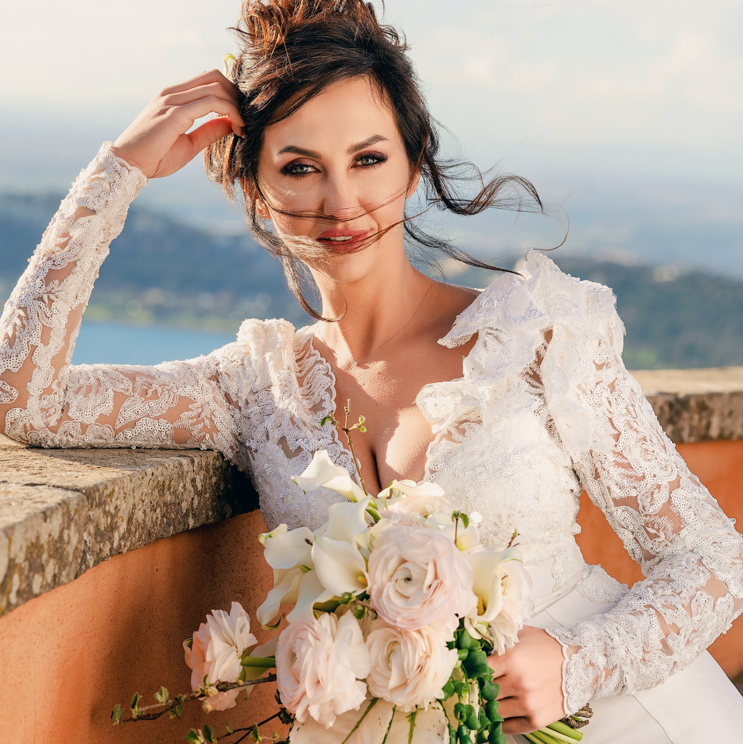 Ritratto sposa in abito bianco con bouquet bianco