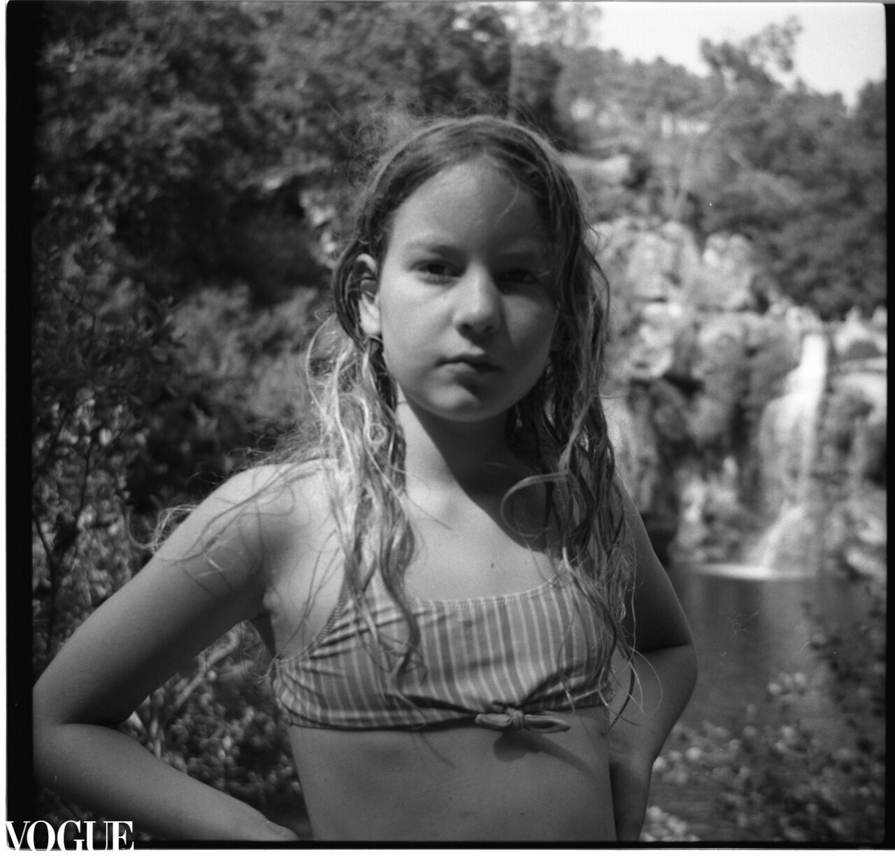 Portret foto van jong meisje en waterval, portret genomen tijdens vakantie in Portugal. Gepubliceerd op foto Vogue