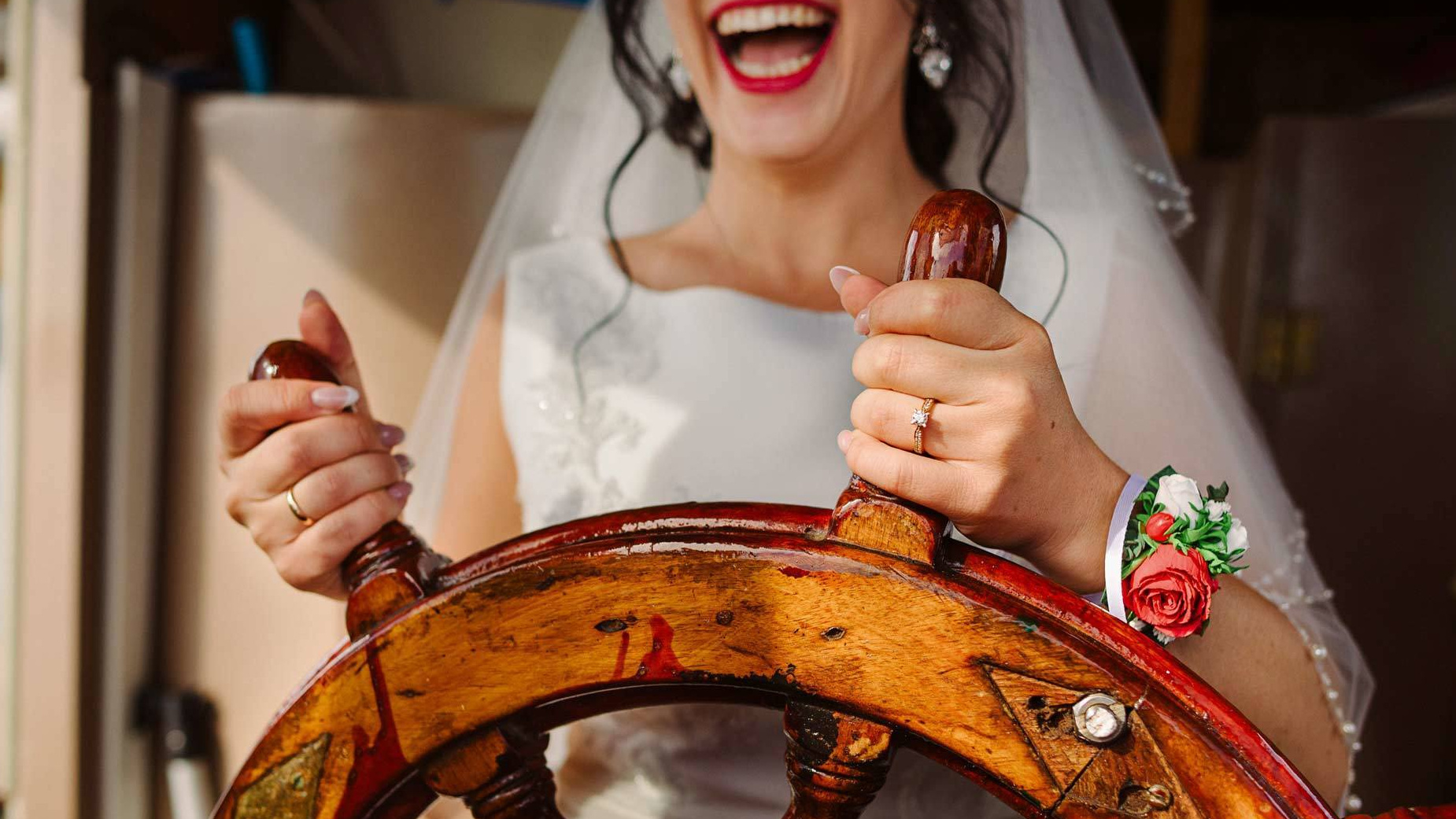 Sposa al volante di una barca reportage matrimonio sul lago di garda