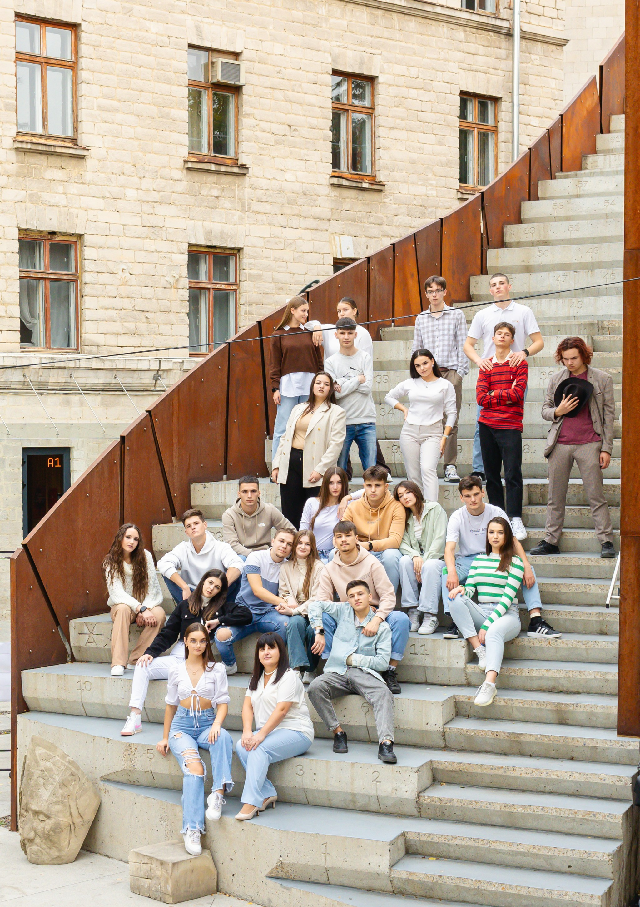 Fotografie oficială de absolvire cu clasa terminală liceu