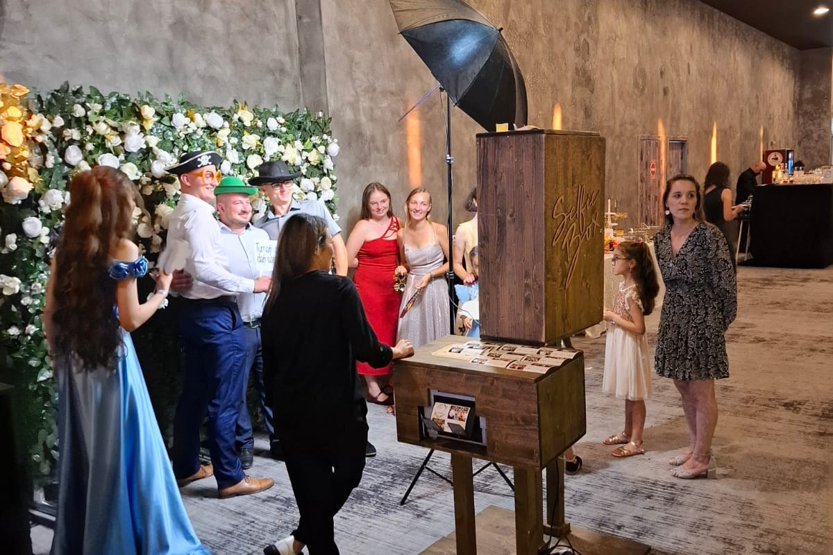 Închiriază Cabina Foto. Andrei Voicu Fotograf. Povești nescrise, surprinse atent