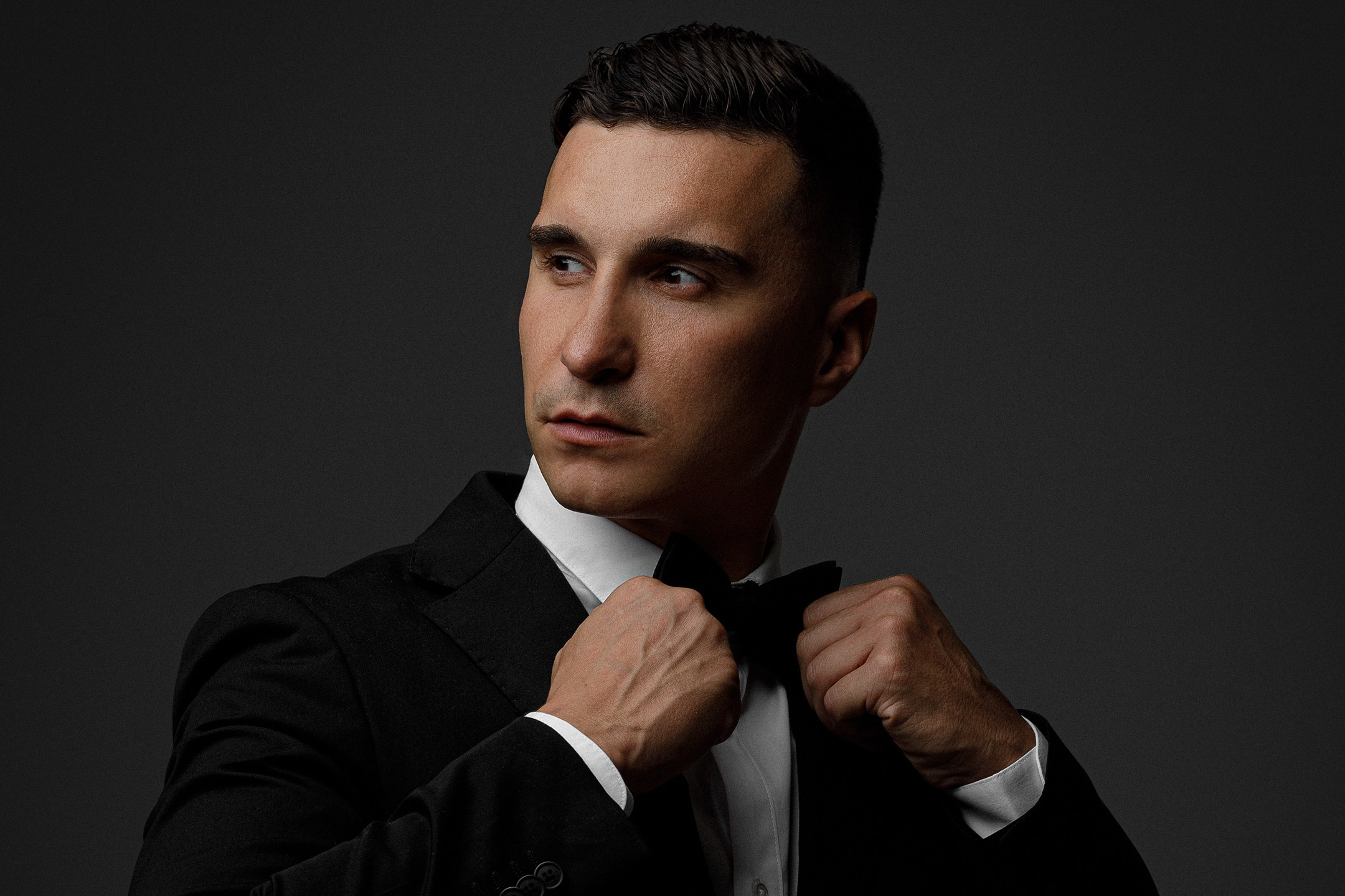 Alex Dusheiko , комерційний fashion-фотограф з 2019 року, який працює у Варшаві та по всій Європі.співпрацював із світовими брендами, такими як Sephora, New Balance, Apart та Douglas, і готовий допомогти й вашому бренду! Я є амбасадором компанії NANLITE.Організовую воркшопи та майстер-класи у найбільших європейських містах: Варшава, Мілан, Берлін, Париж, Ганновер, Прага, Валенсія та інших.Мої роботи публікуються у провідних світових модних виданнях.навчив понад 3000 фотографів по всьому світу, допомагаючи їм не лише покращити зйомку, а й вийти на новий рівень доходу.Активно веду соціальні мережі (Instagram, TikTok, YouTube), де в мене близько 80 000 підписників. Там я ділюся цінними знаннями про розвиток фото-бізнесу та кар’єри в індустрії.