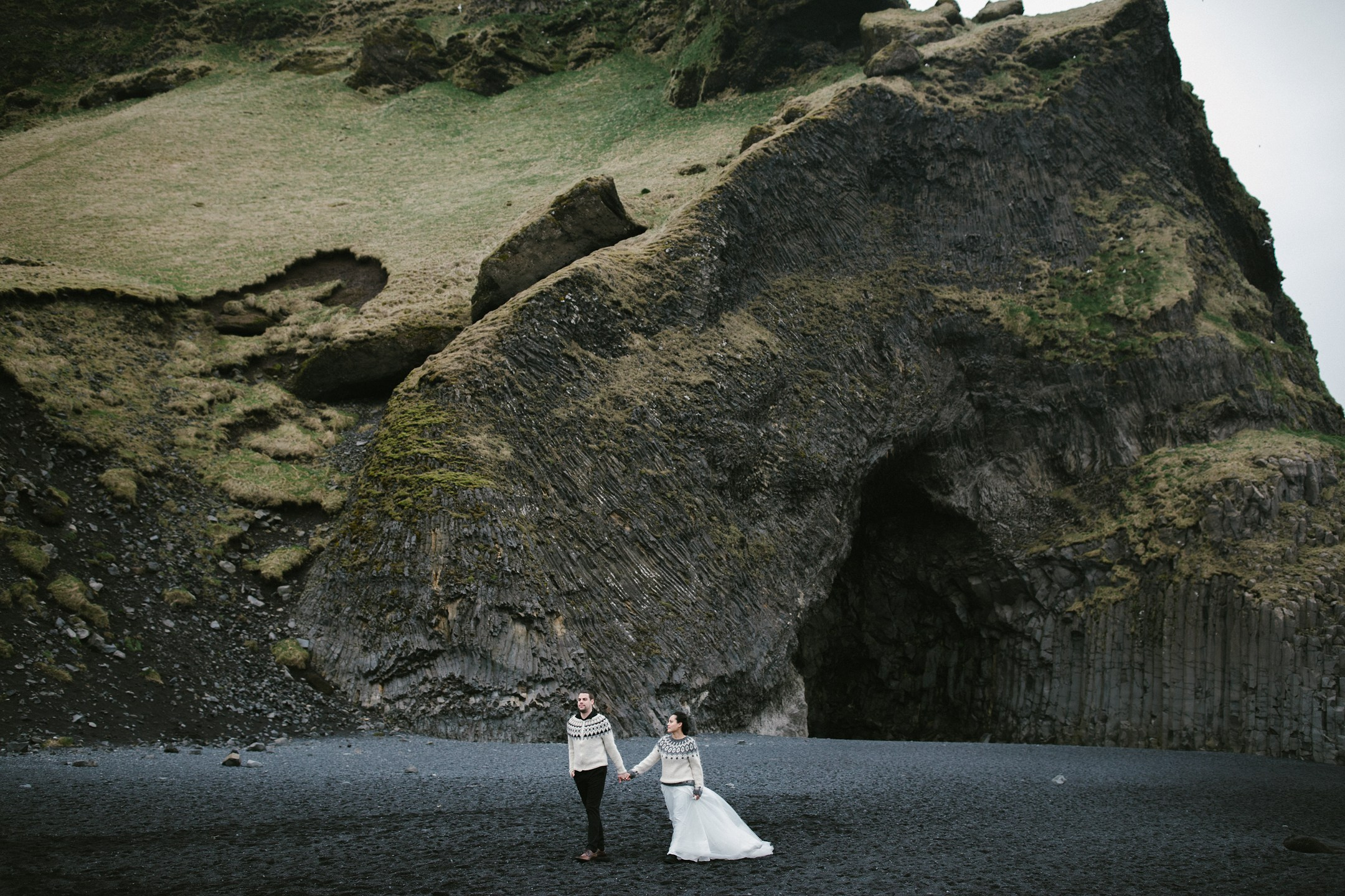 Hand in Hand am schwarzen Strand von Reynisfjara, Island