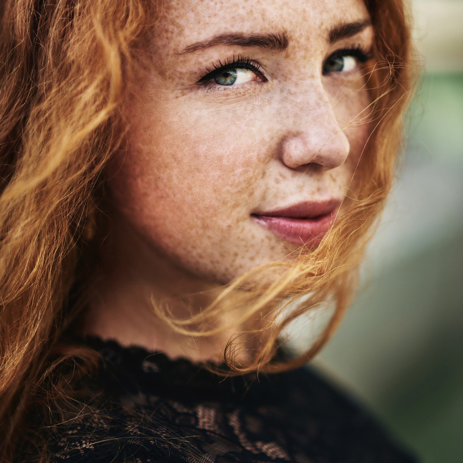 портрет девушки с рыжими волосами