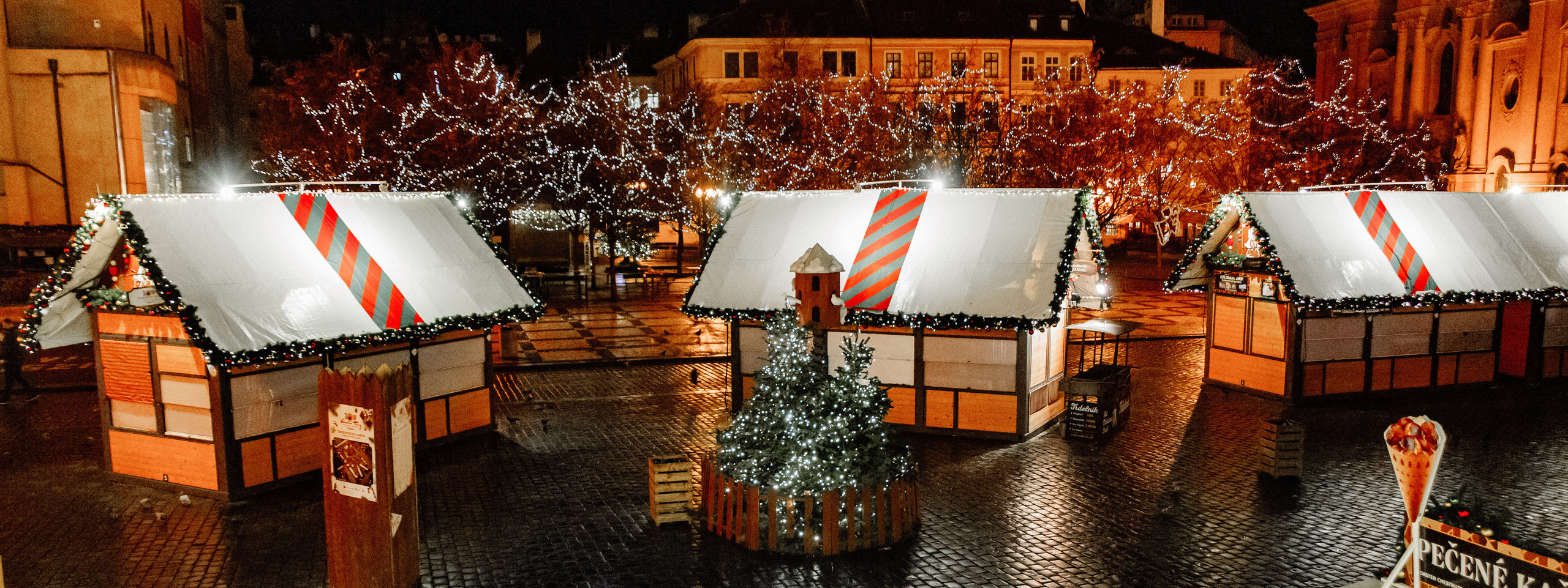 Christmas elopement of a couple in Prague. Wedding and portrait photographer in Poland Vitali Frozen