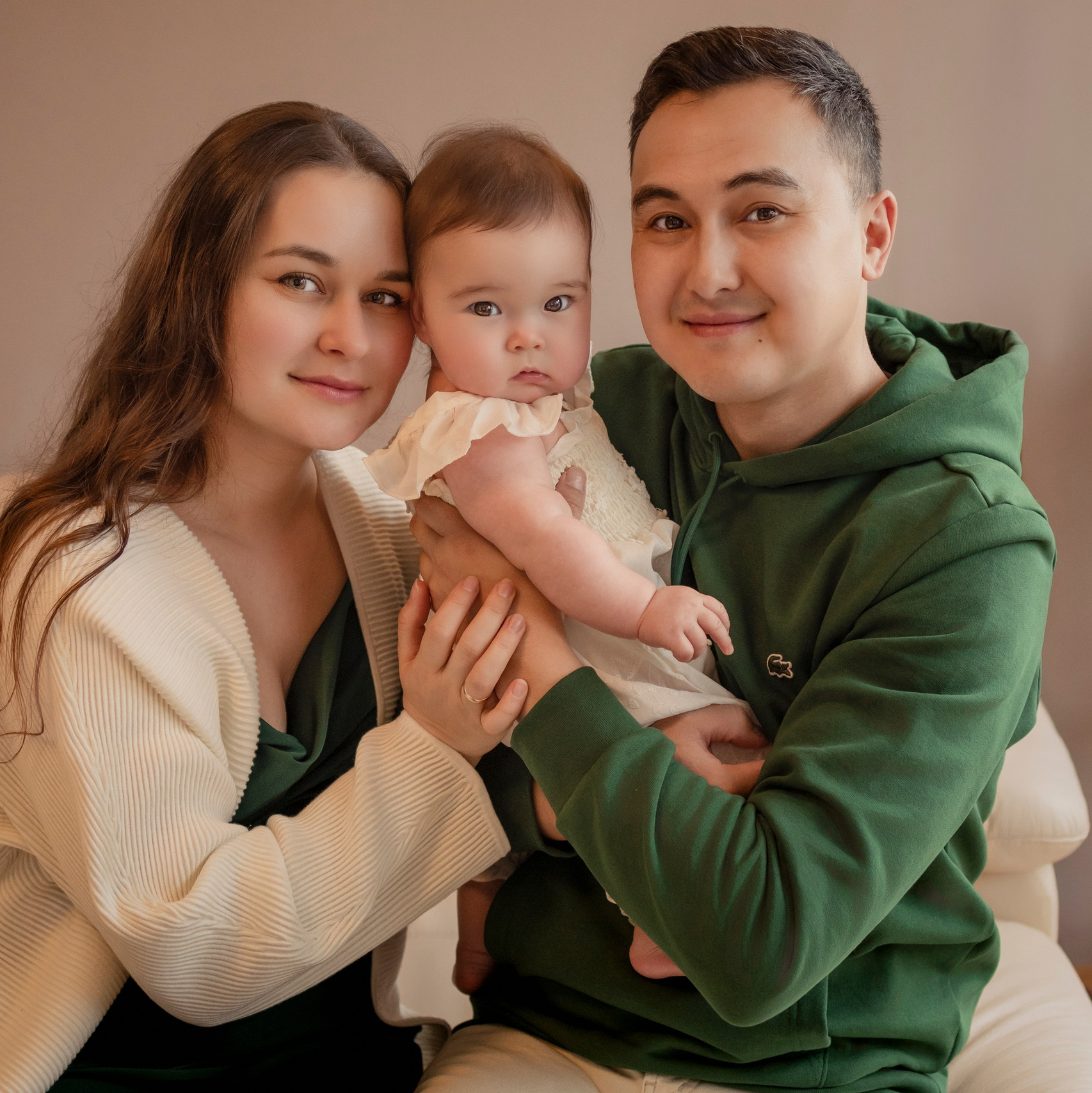 Christmas Market Photo Shoot in Dresden — Magical Outdoor & Studio Sessions. Family & Maternity Photographer in Dresden Tatiana Mudryak