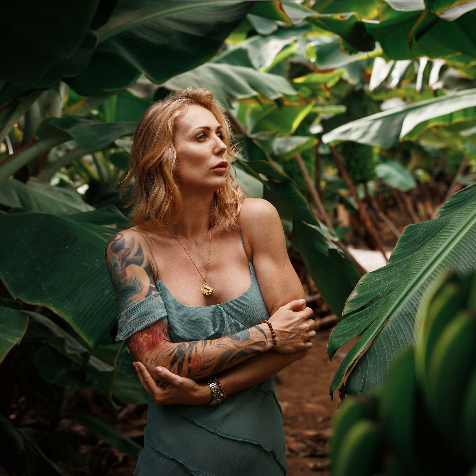 Portraits dans la nature tropicalePortrait naturel dans une plantation de bananes à Arucas, feuillage luxuriant et lumière filtrée, séance photo organique et artistique à Gran Canaria.