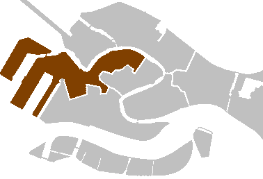 Venice is a city of dreams, and every corner of it is picturesque. As a Venice photographer, finding the right location for your photoshoot can be a daunting task. However, the Santa Croce district offers an ideal location for your photography sessions. This article will highlight the features that make the Santa Croce district an ideal location for your photoshoot.The Santa Croce area is conveniently located close to the Piazzale Roma bus station and vaporetto stops, making it an accessible location. It takes approximately 20-30 minutes to walk from Santa Croce to the center of Venice. As a photographer, this means you can easily access other scenic spots in Venice from Santa Croce.