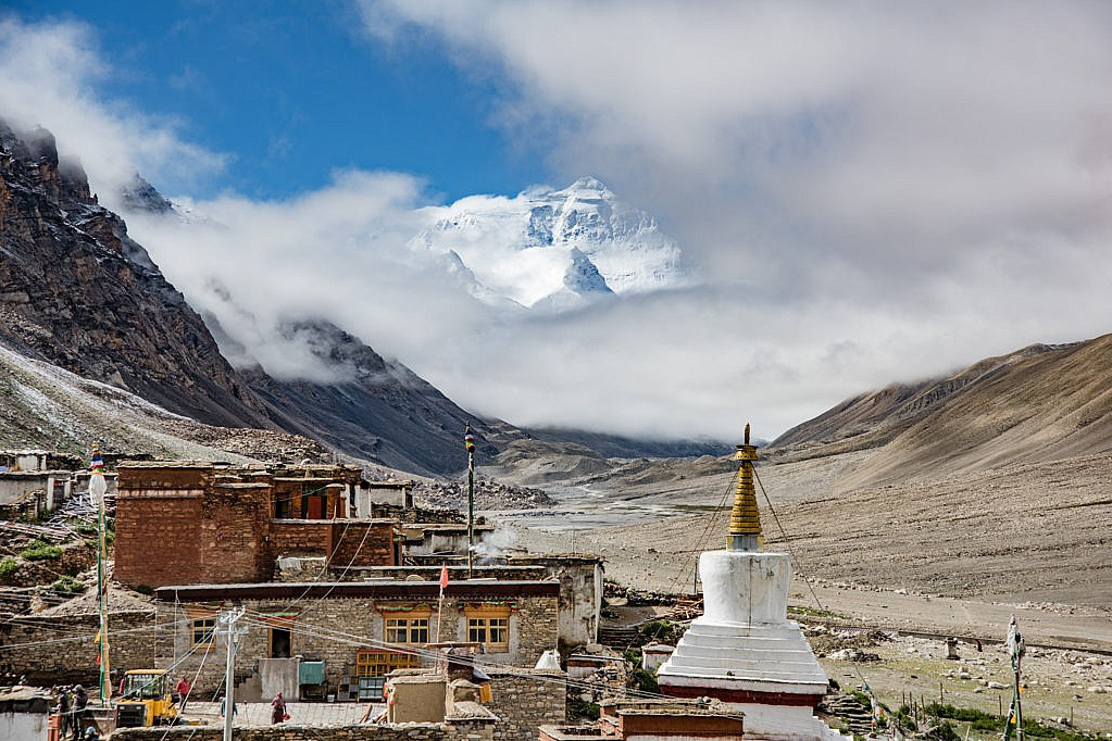 Pogled na Mont Everest iz budistickog tibetanskog hrama