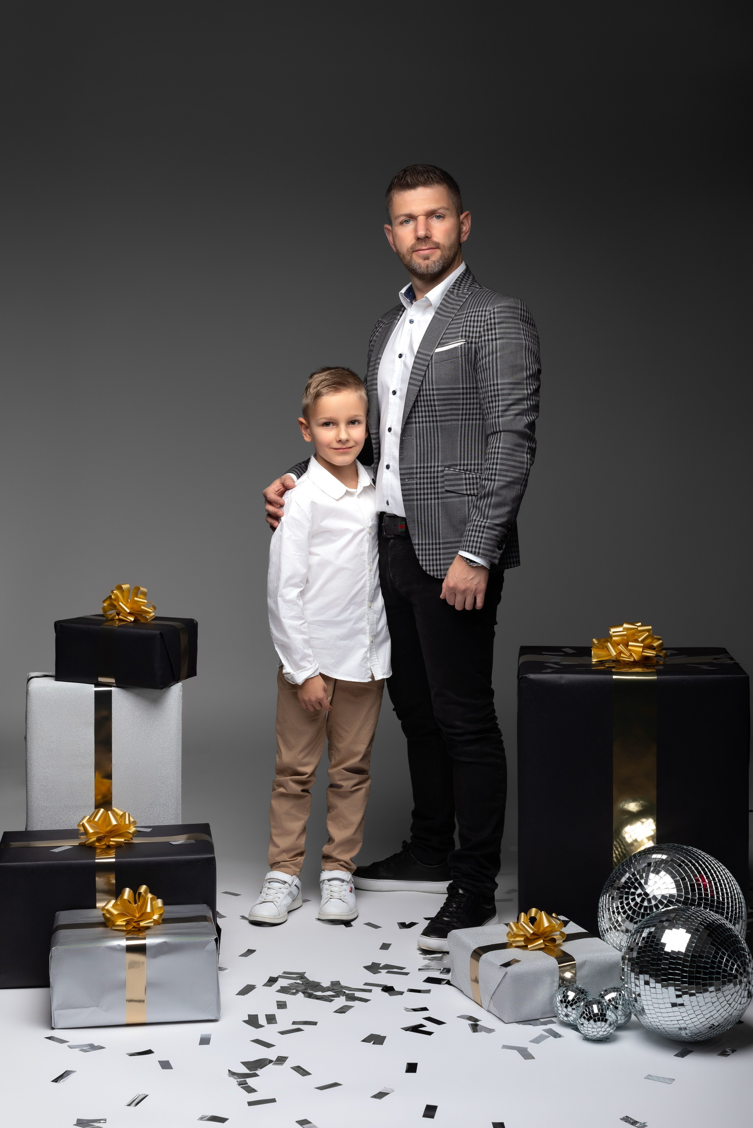 Familienfotografie Wiesloch – komplette Familie mit Kindern lächelt glücklich im Fotostudio, LAV Fotostudio