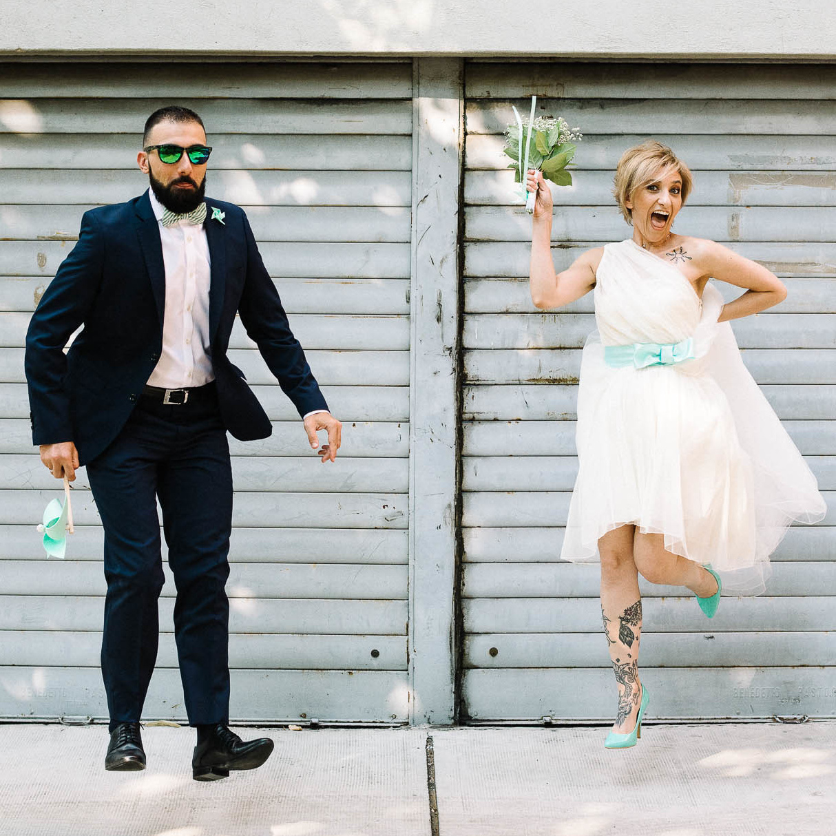 Matrimonio on budget limitato. Divertente coppia degli sposi in un salto stile spontaneo