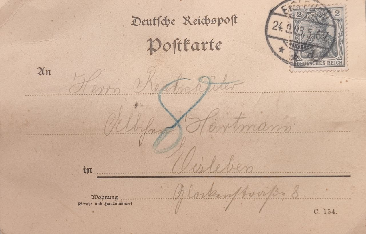 Vintage-Postkarte mit Fächer innen. Fotografin, Sammlerin von Vintage-Postkarten und Schöpferin von Geschichten an der Schnittstelle zwischen Vergangenheit und Persönlichem. Ir