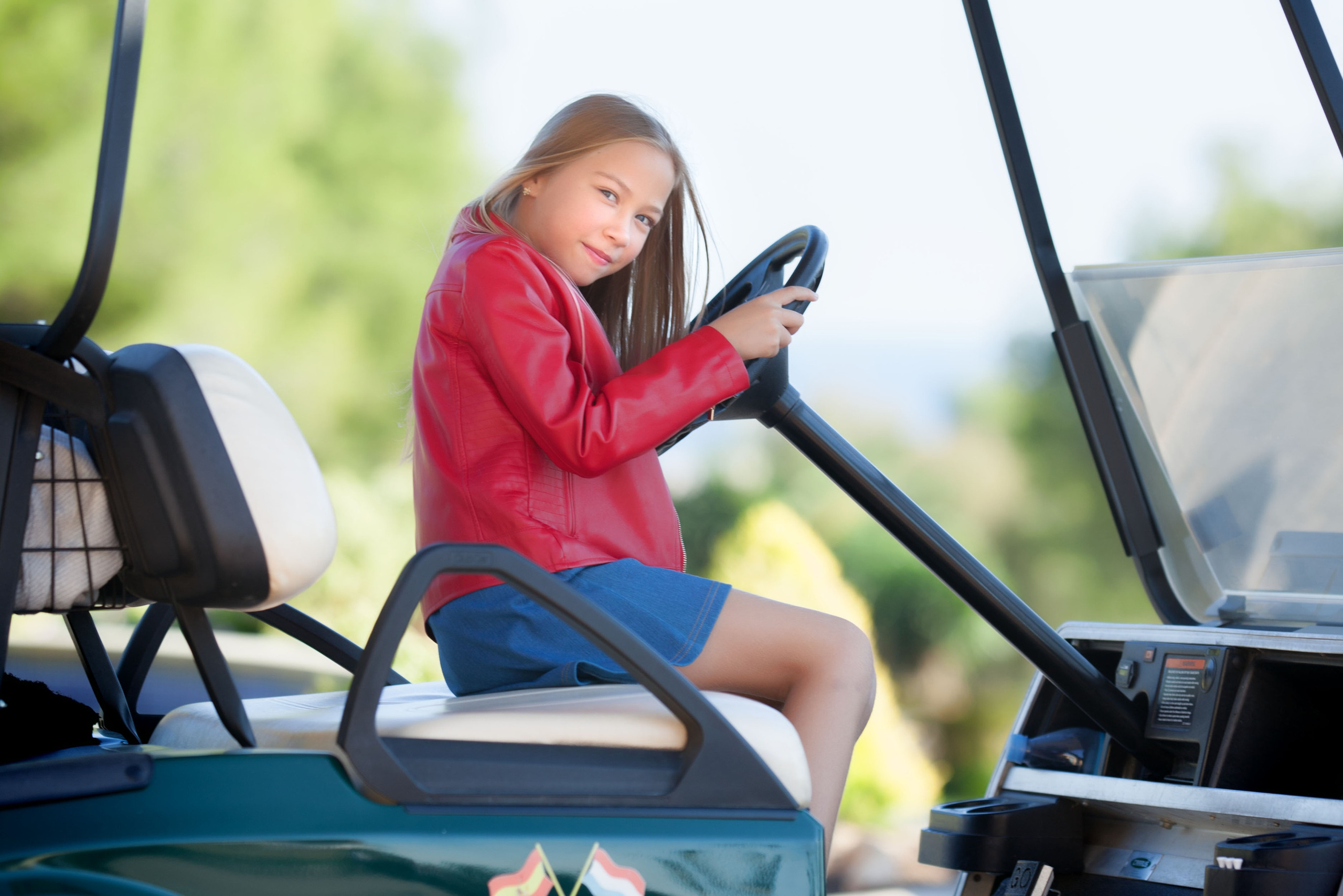 Professional photoshoot for 1500 kroner. Includes 1.5-hour consultation" - описывает, что входит в "Location selection, route planning" - конкретизирует процесс подготовки к фотосессии."Author's photo editing and retouching of 50 photos" - подчеркивает уникальность обработки фотографий."Access to photos on cloud storage" - указывает на удобство получения готовых фотографий.