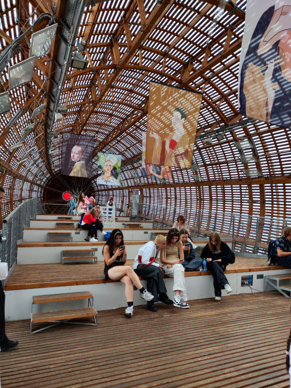 Stara pocztówka: sterowiec „Graf Zeppelin” i historia lotnictwa. Fotografka, kolekcjonerka starych pocztówek i twórczyni opowieści na styku przeszłości i życia osobistego. Irina Dainakova