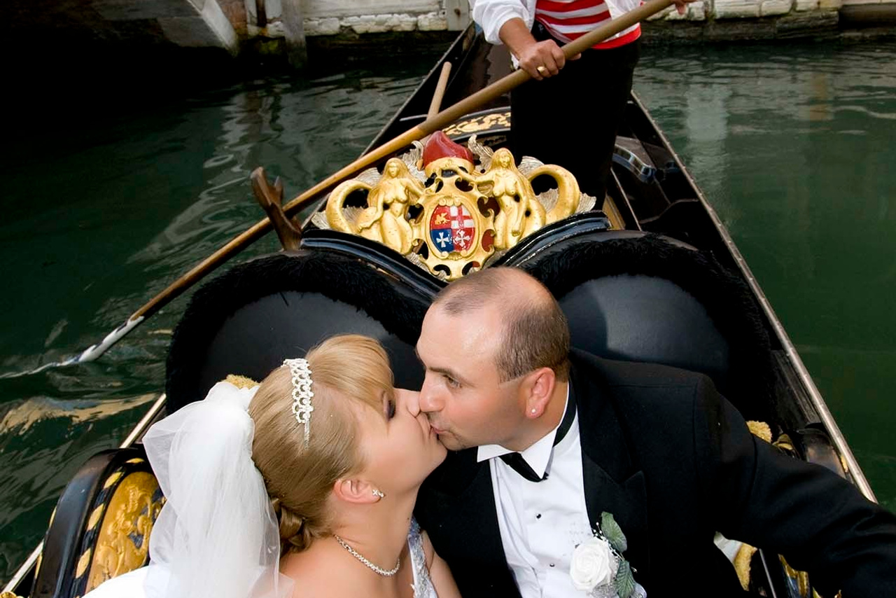 Wedding photography session Canale Grande Venice Italy. Gondola ride. Wedding photographer Nikon D850