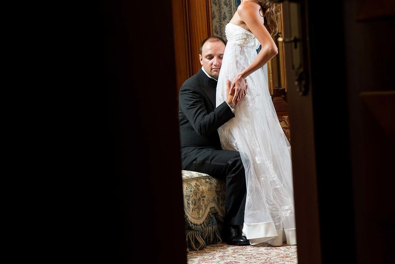 Wedding photography session Snagov Palace, Romania. A peak through the door Wedding photographer Nikon D850