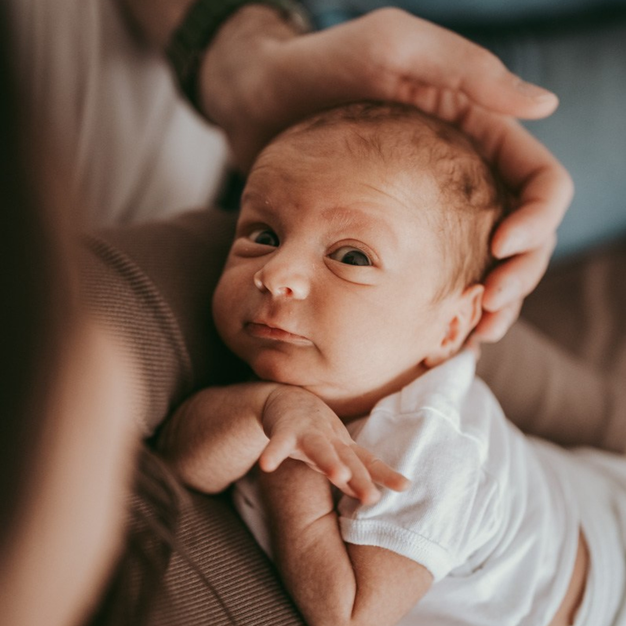 FOTOGRAFISANJE BEBA KOD KUCE. Deciji i porodicni fotograf u Beogradu Oksana Skendzic