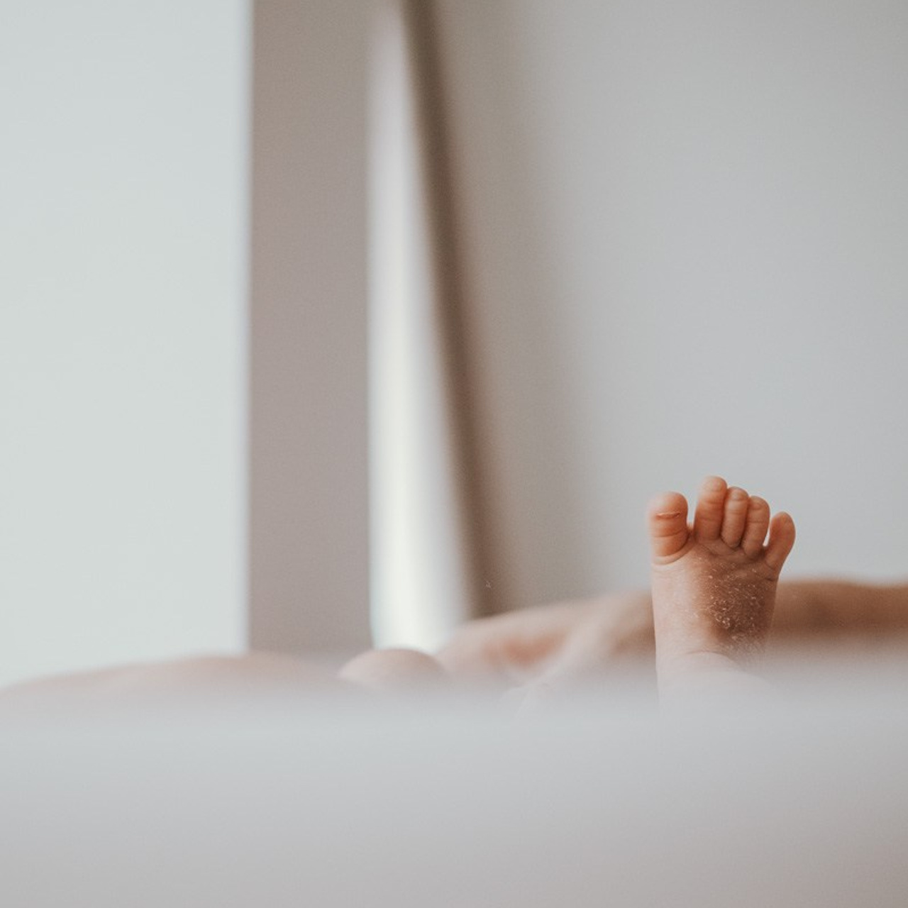 FOTOGRAFISANJE BEBA KOD KUCE. Deciji i porodicni fotograf u Beogradu Oksana Skendzic