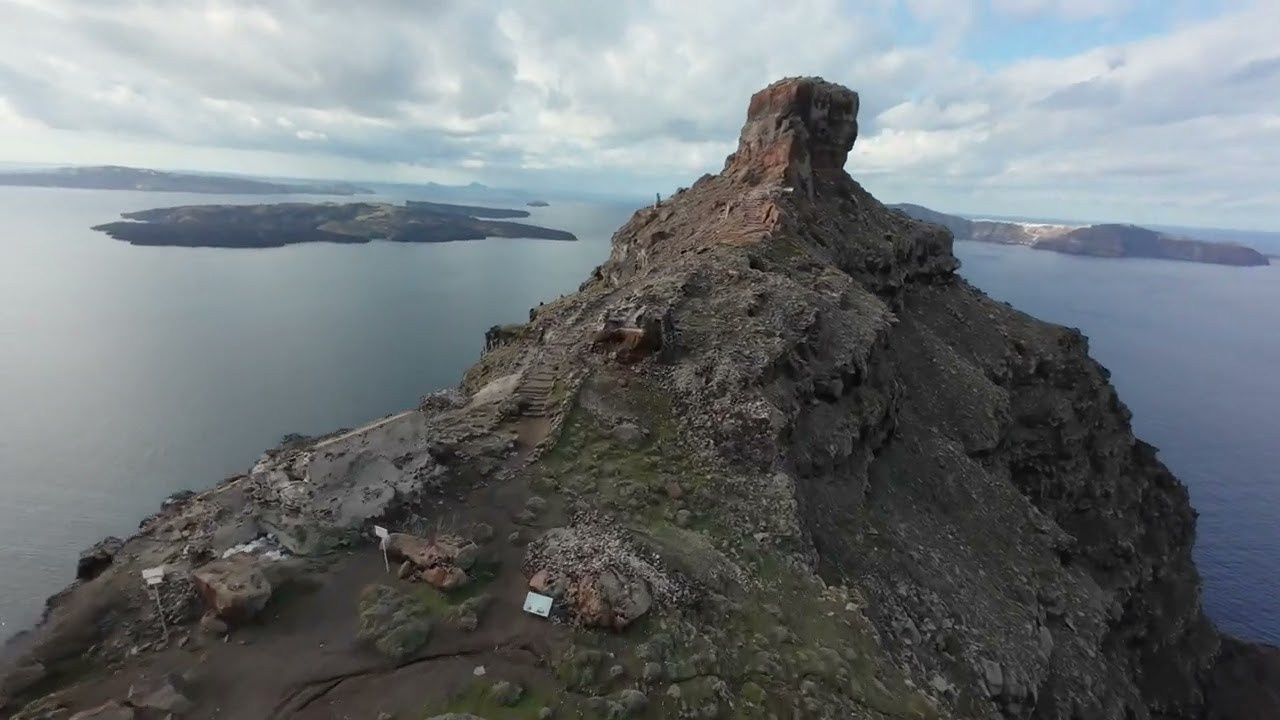 Discover the Hidden Side of Santorini | A Winter Paradise and Secret Spot in Imerovigli. Photographe vidéaste à Santorin|Séances photos de Robe volante Santorin|