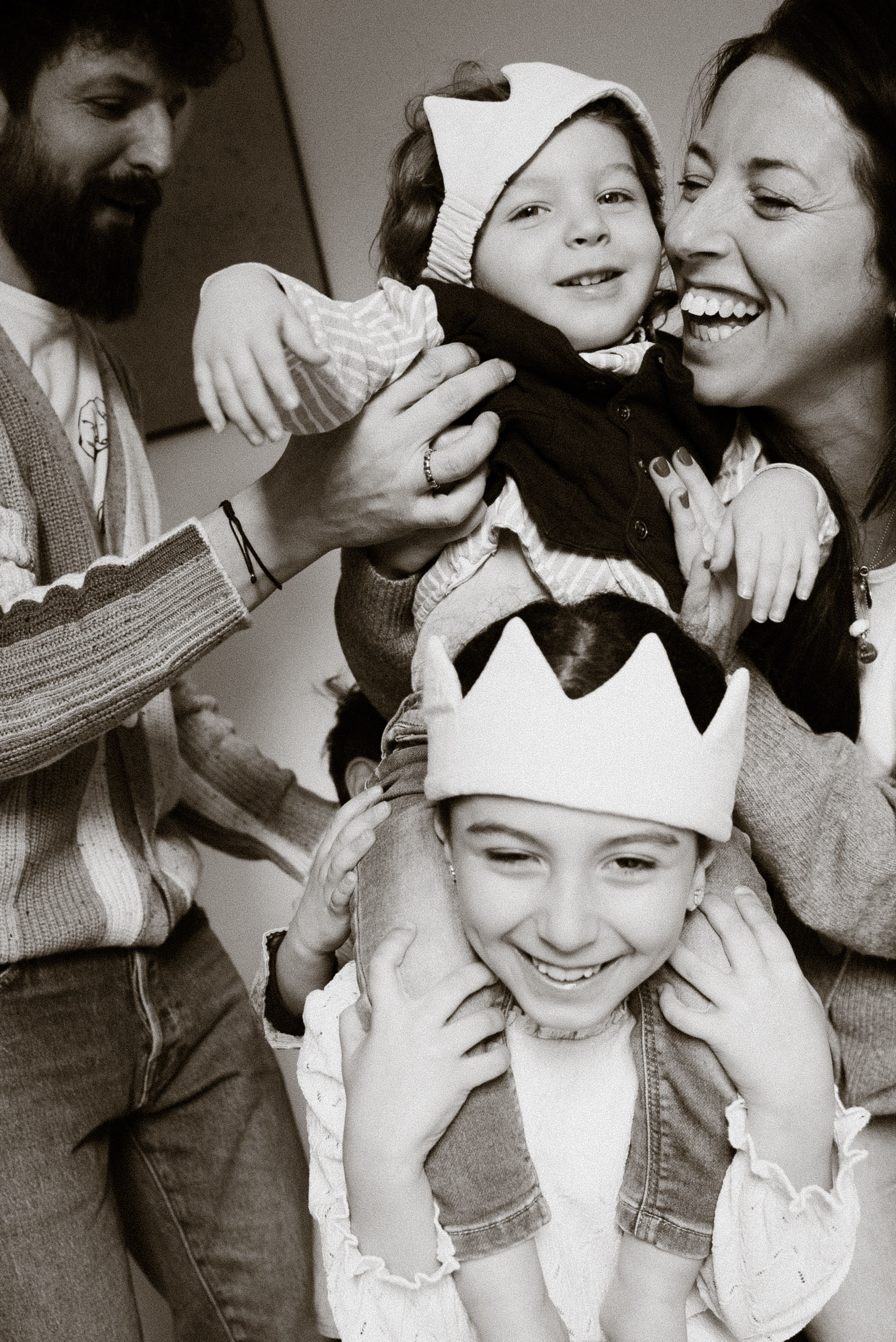 Family photosession. A romantic photoshooting along the street of Milan. Premarital photoshooting. Engagement. Best photographer in Milan