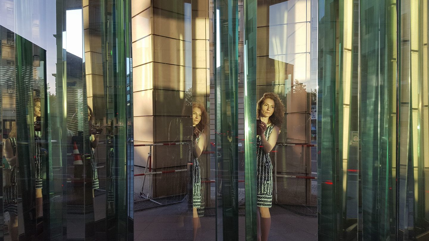 BIO, CRITIQUE ET CONTACT. Natalia Bogdanovska. Films et photographie corporate en France