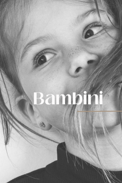 ritratto bianco e nero di bimba con lentiggini