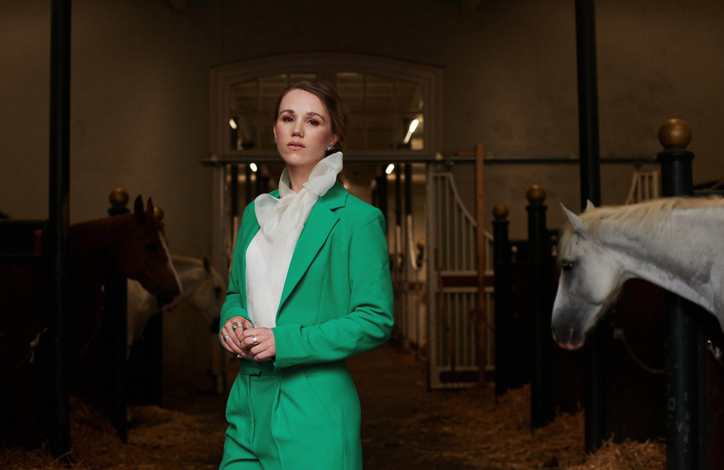 Foto portret van Sanne Samine, Nederlandse actrice, gemaakt in de Amsterdamse Manege shoot was voor UNDERCOVER 2, NETFLIX