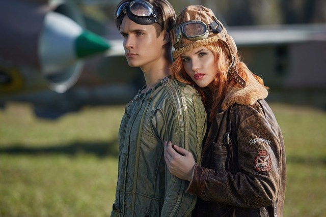 Séance photo de couple en style aviateur vintage – amour, liberté et esprit d'aventure