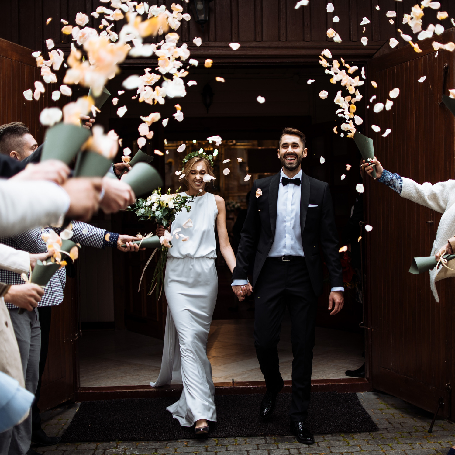 Para młoda wychodzi z kościoła